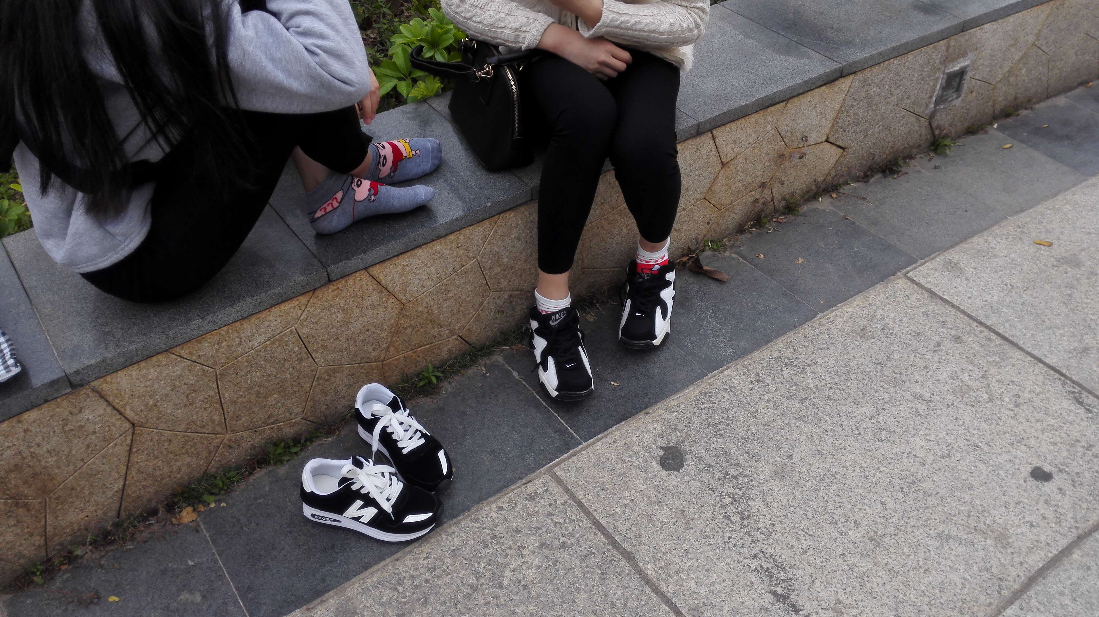 《俩小学妹棉袜互jio【套图+视频】》作品图