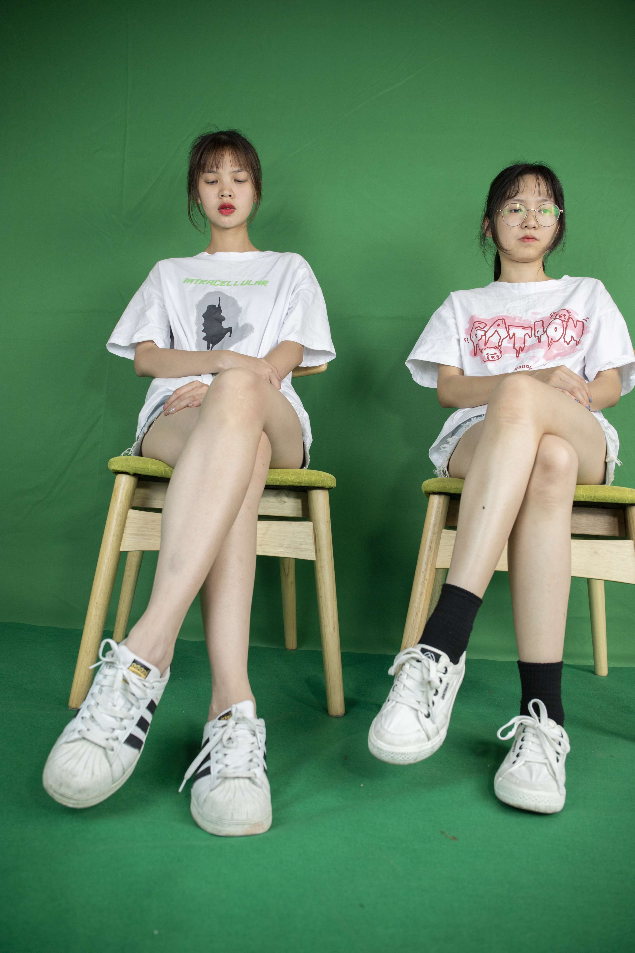 《小花潘婷脱鞋袜互jio【套图+4K视频】》作品图