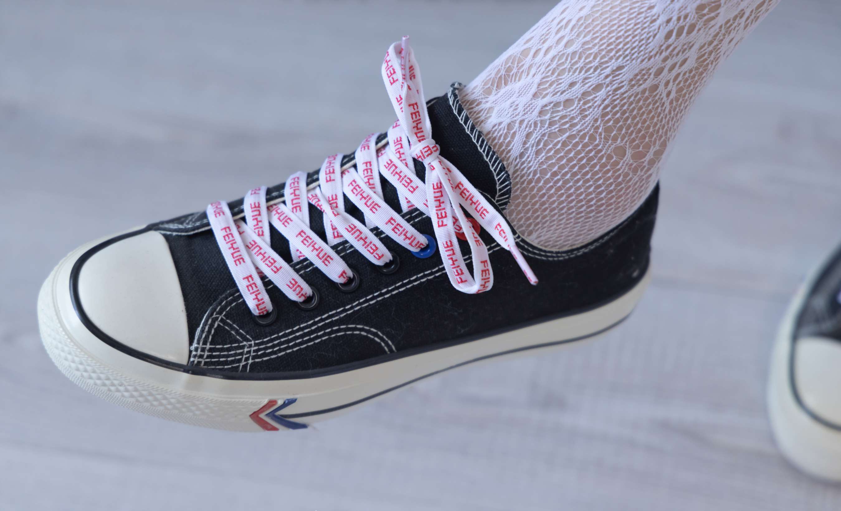 《小甜豆-板鞋、白色蕾丝袜、可拆卸牛仔裤、裤里丝》作品图