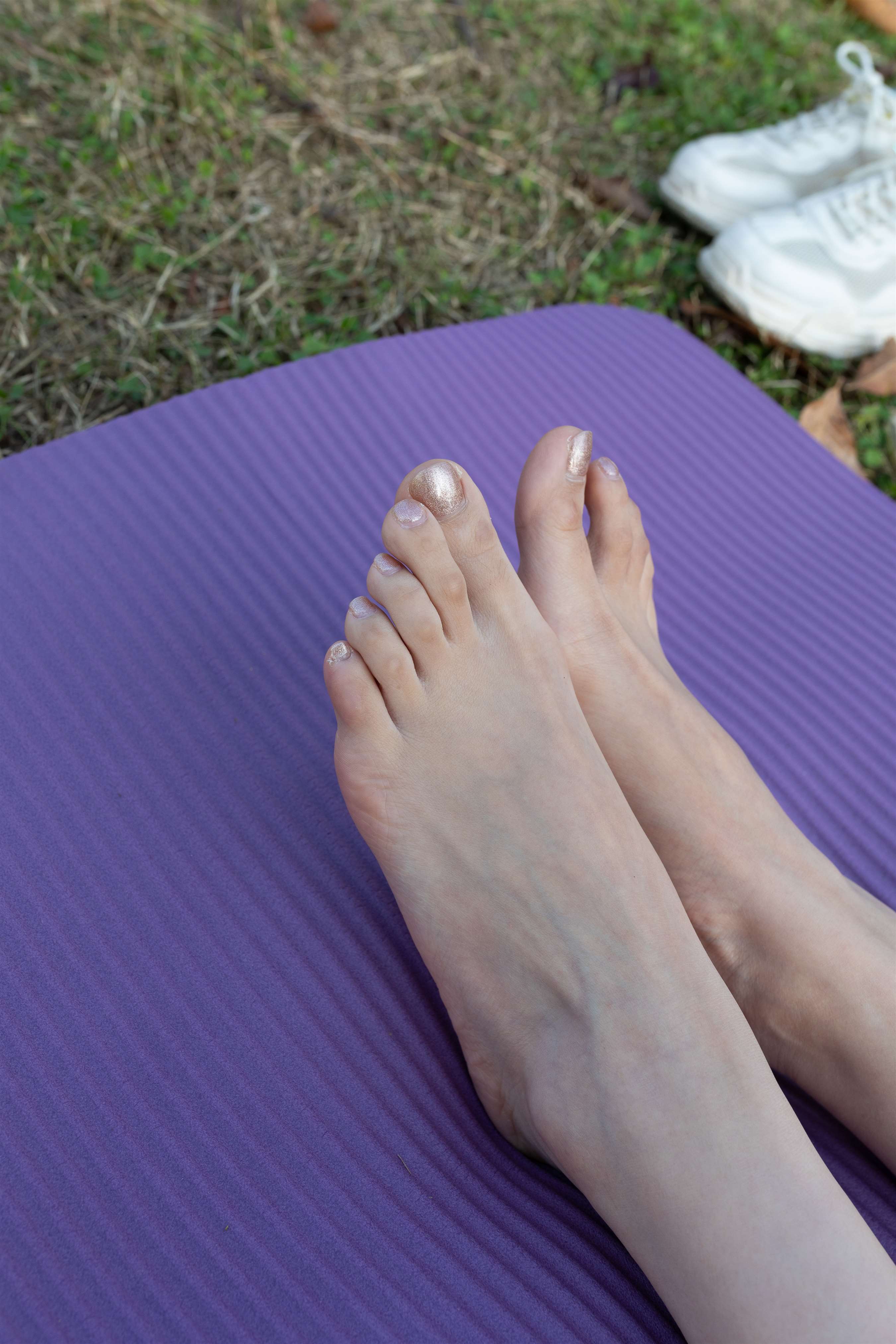 《少女练瑜伽脚丫》作品图