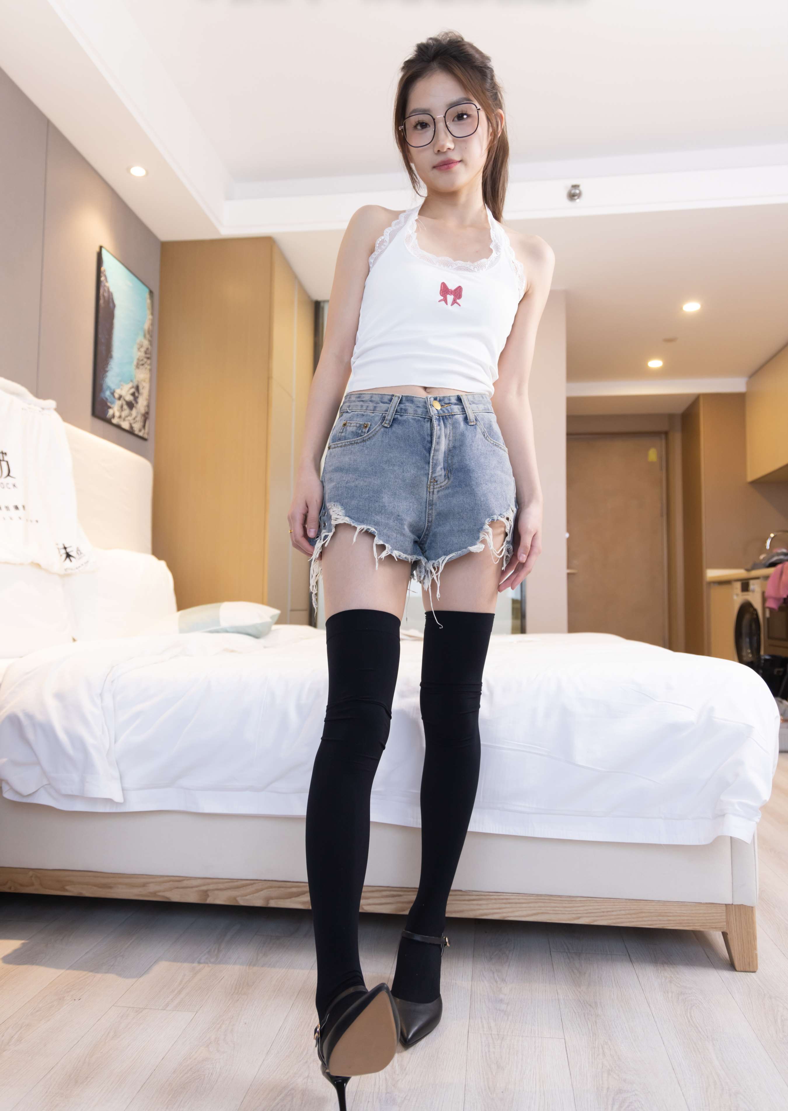 《小沫-高跟鞋、贝壳头板鞋、白黑丝大腿袜》作品图