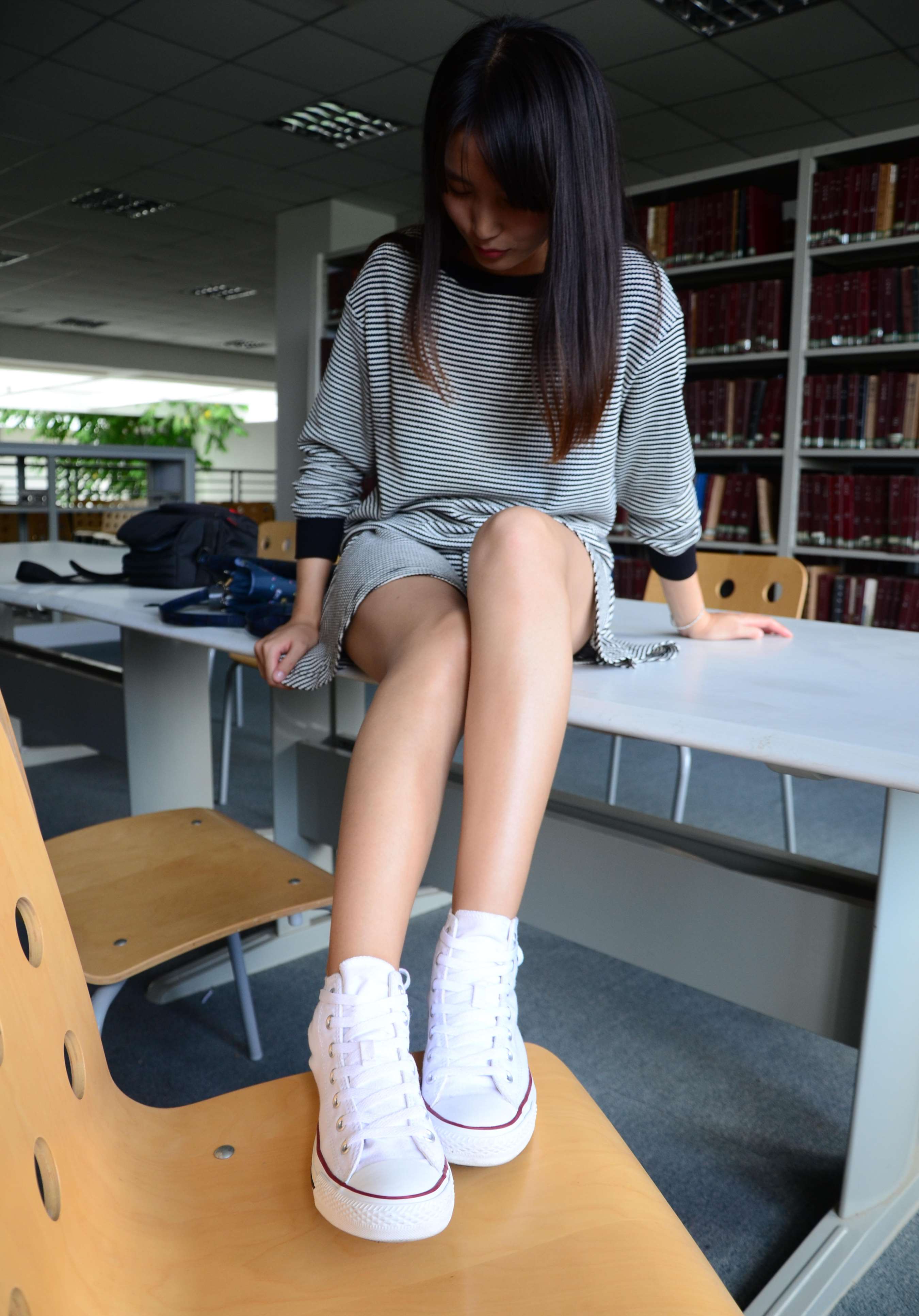 《桌子上的帆布鞋の棉袜脚》作品图