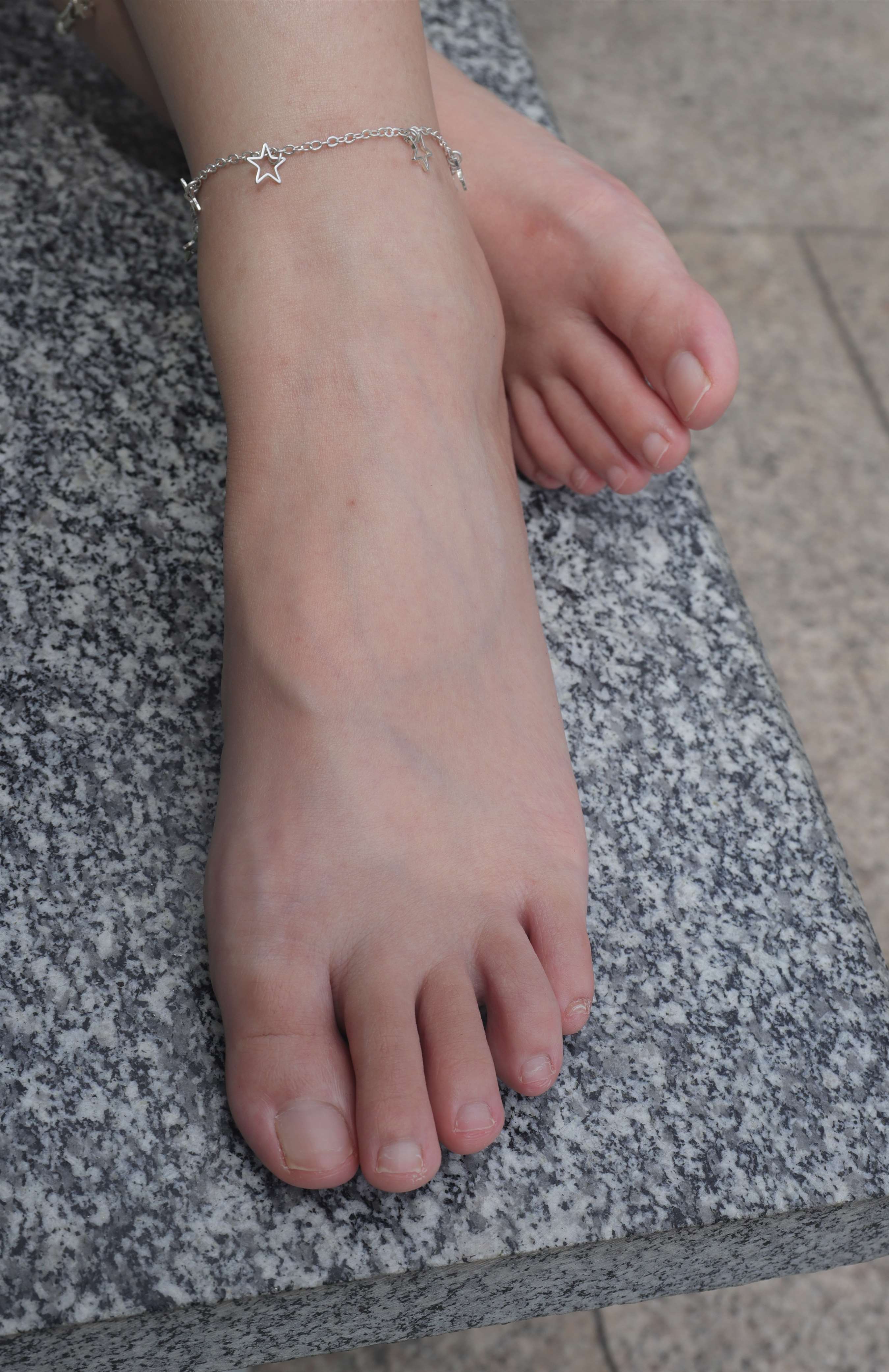 《慧婷公园展示脚丫》作品图