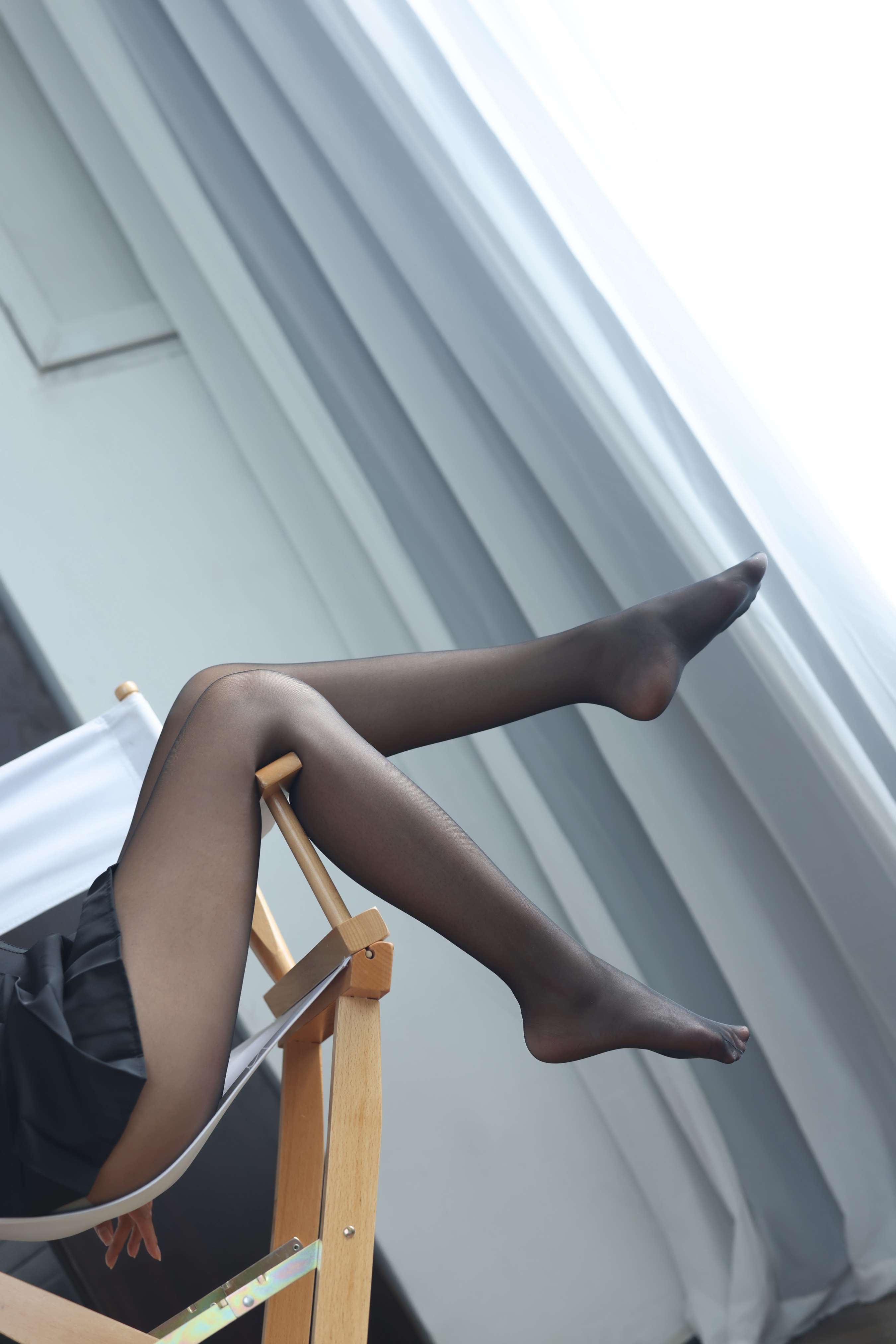 《亚楠吊带裙の黑丝脚》作品图