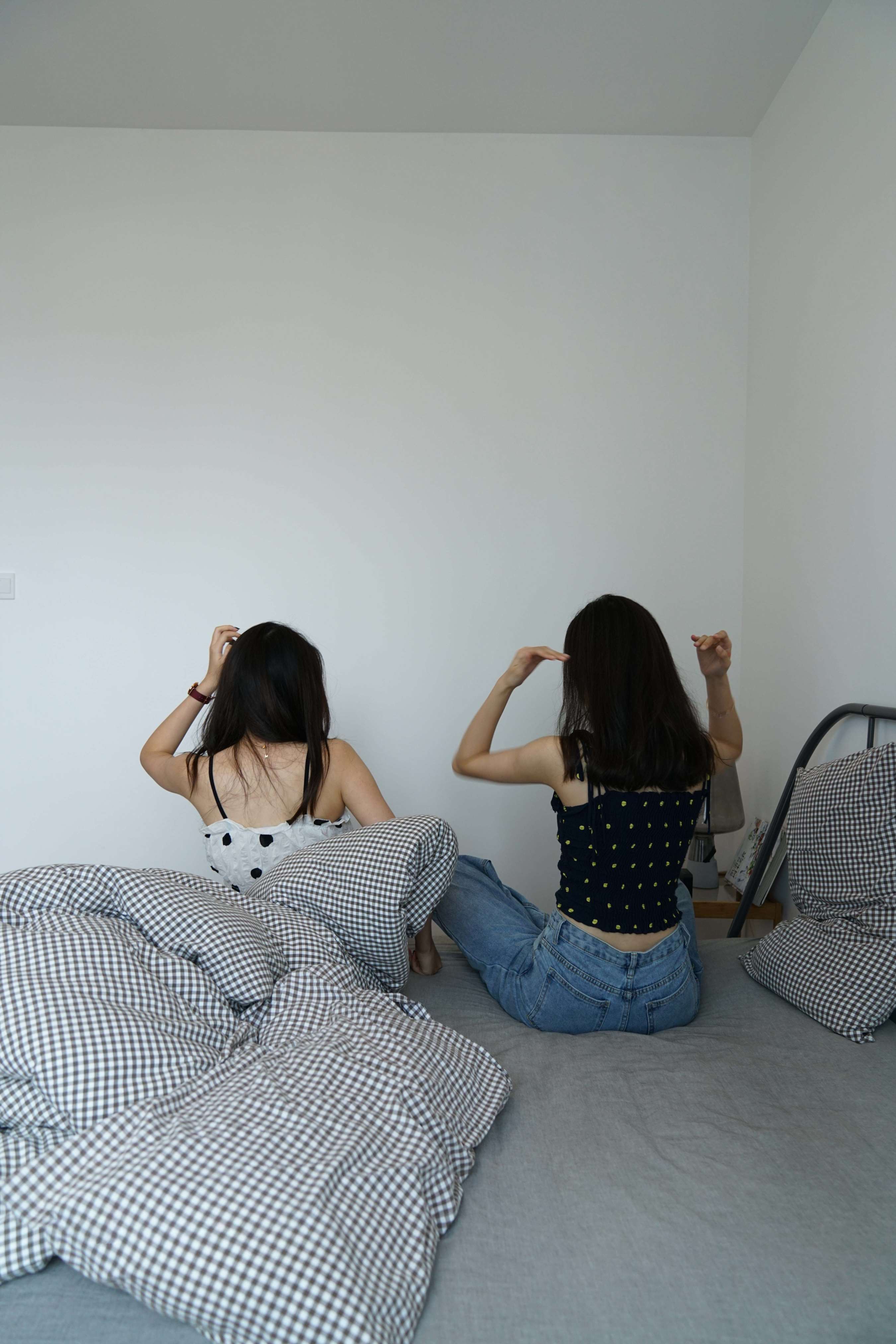 《和闺蜜打闹》作品图