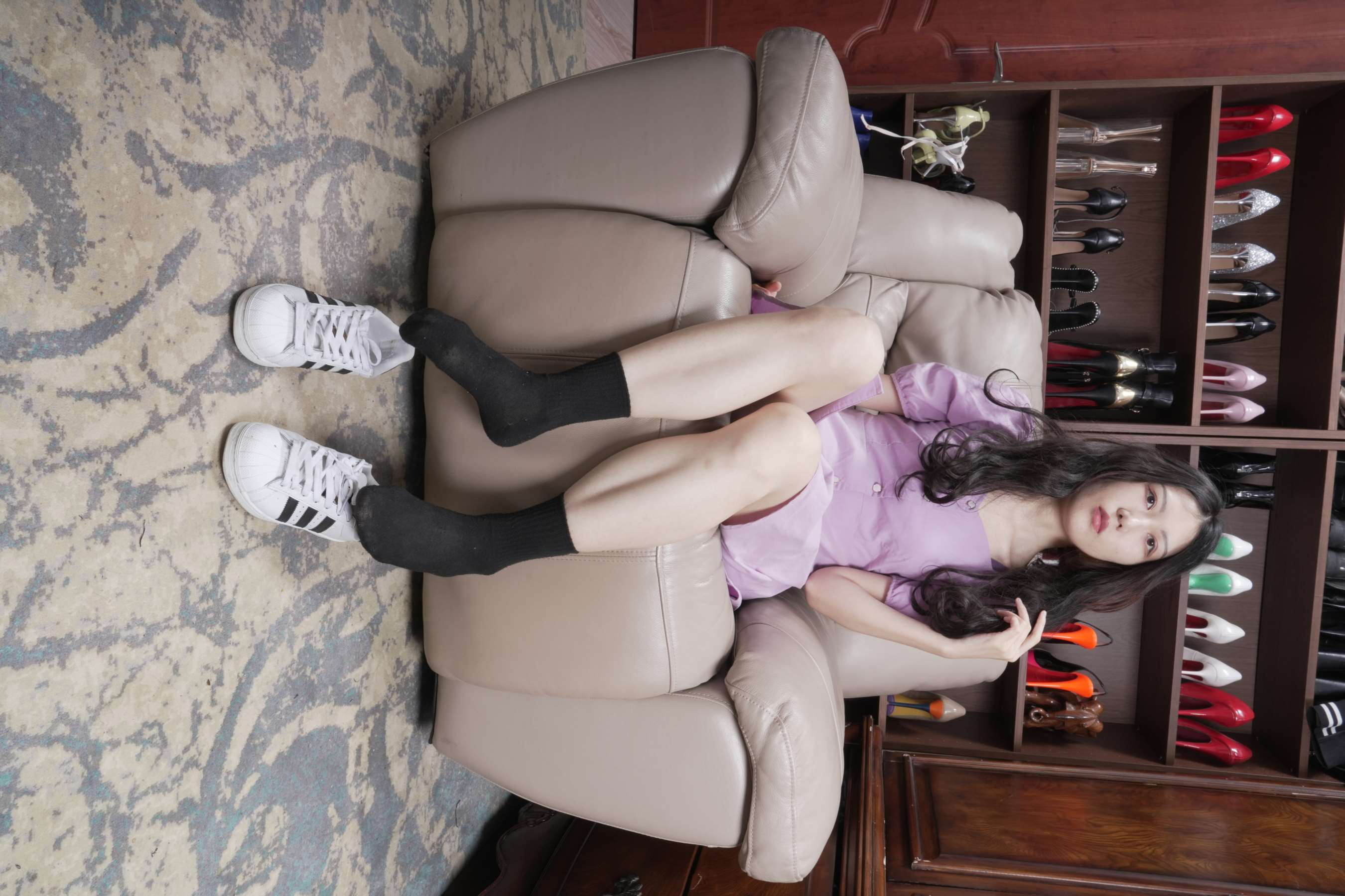 《鹤瑶展示她的性感的脚丫》作品图