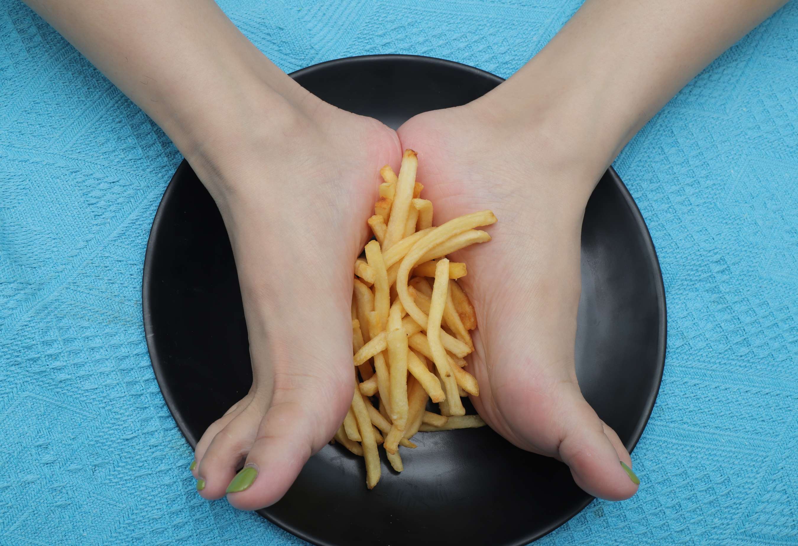 《彩铃少女脚丫盛蛋糕の肯德基，想吃吗》作品图