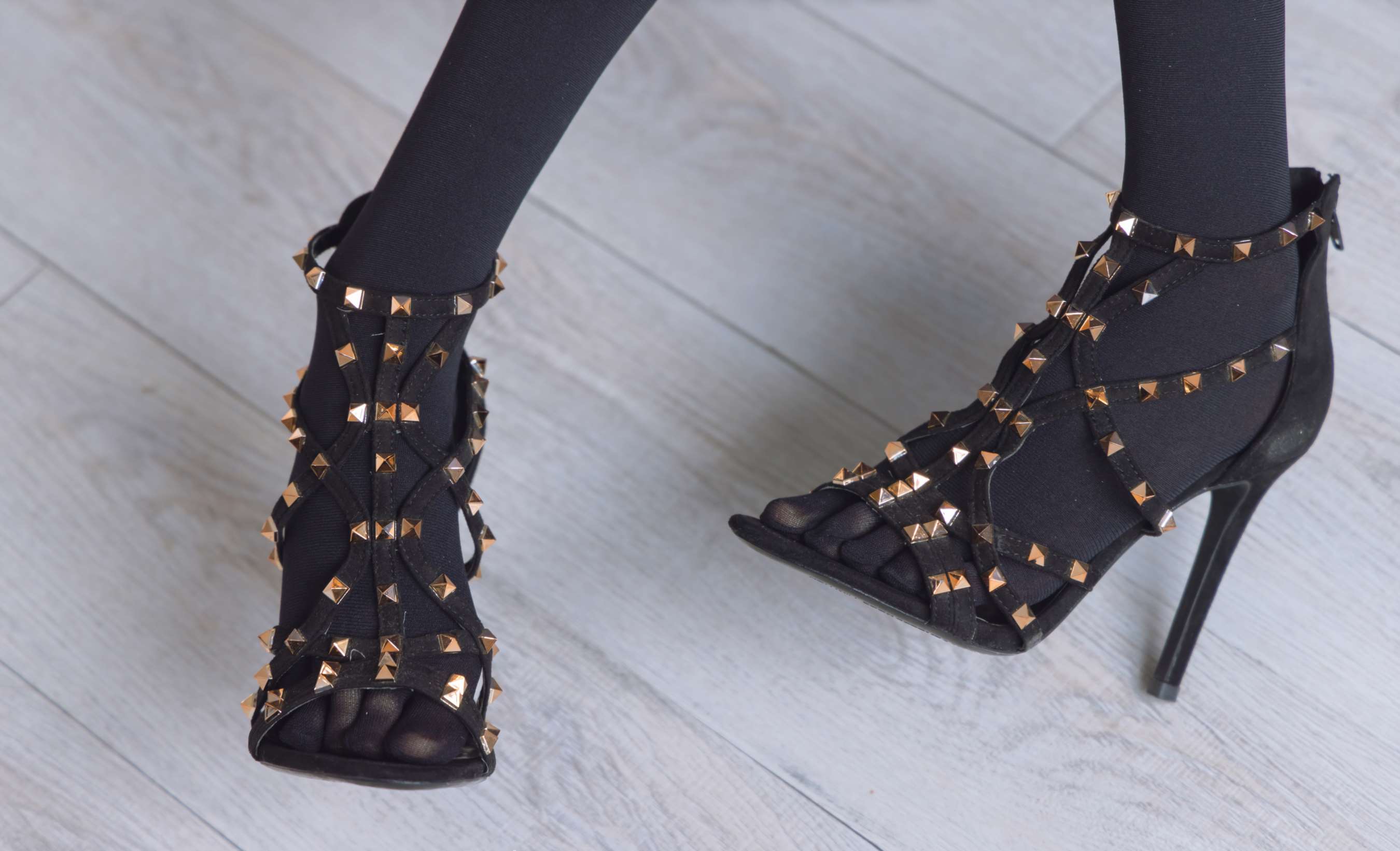 《稚予-高跟鞋、黑色五指袜》作品图