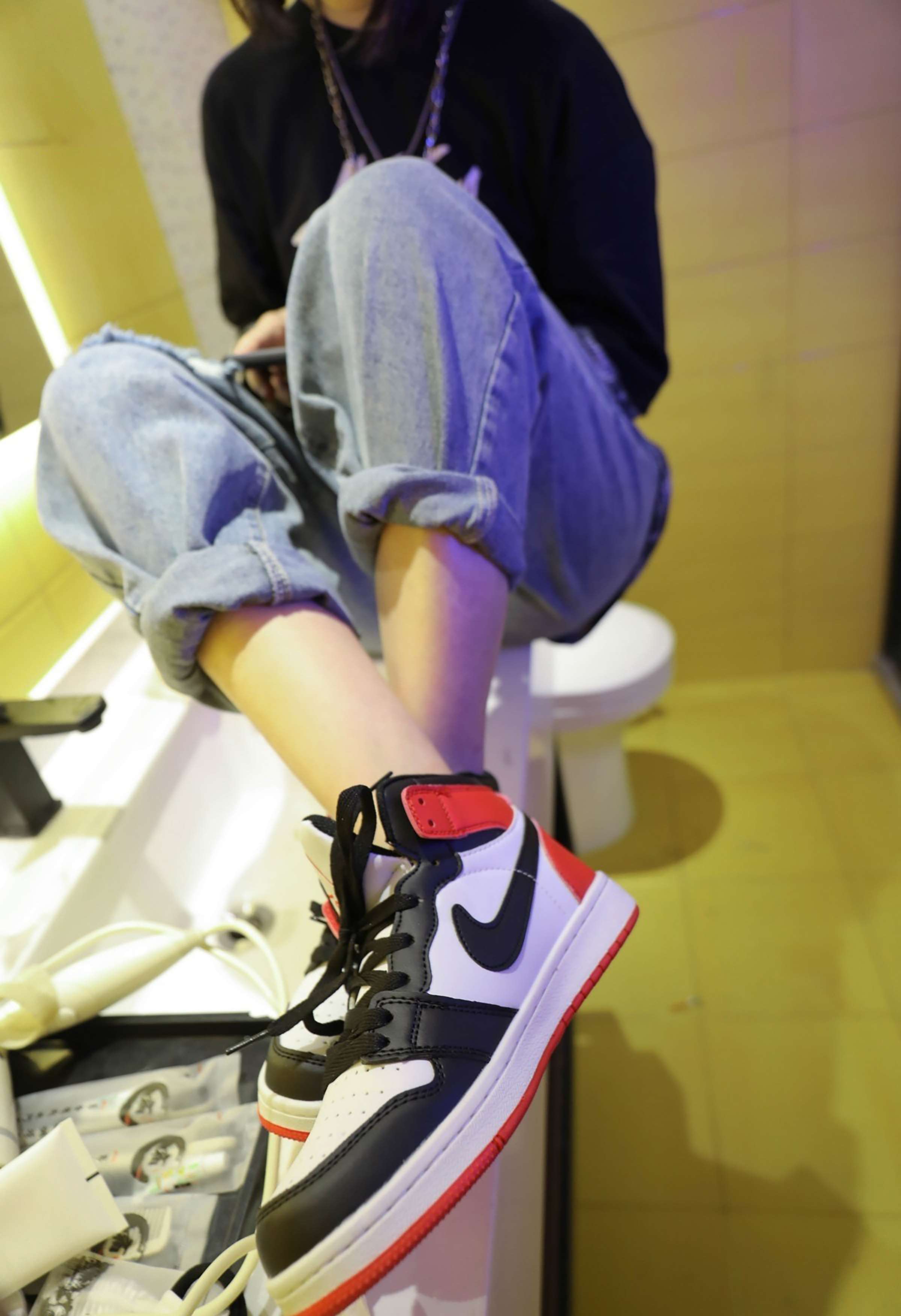 《洗刷台上学姐展棉袜》作品图