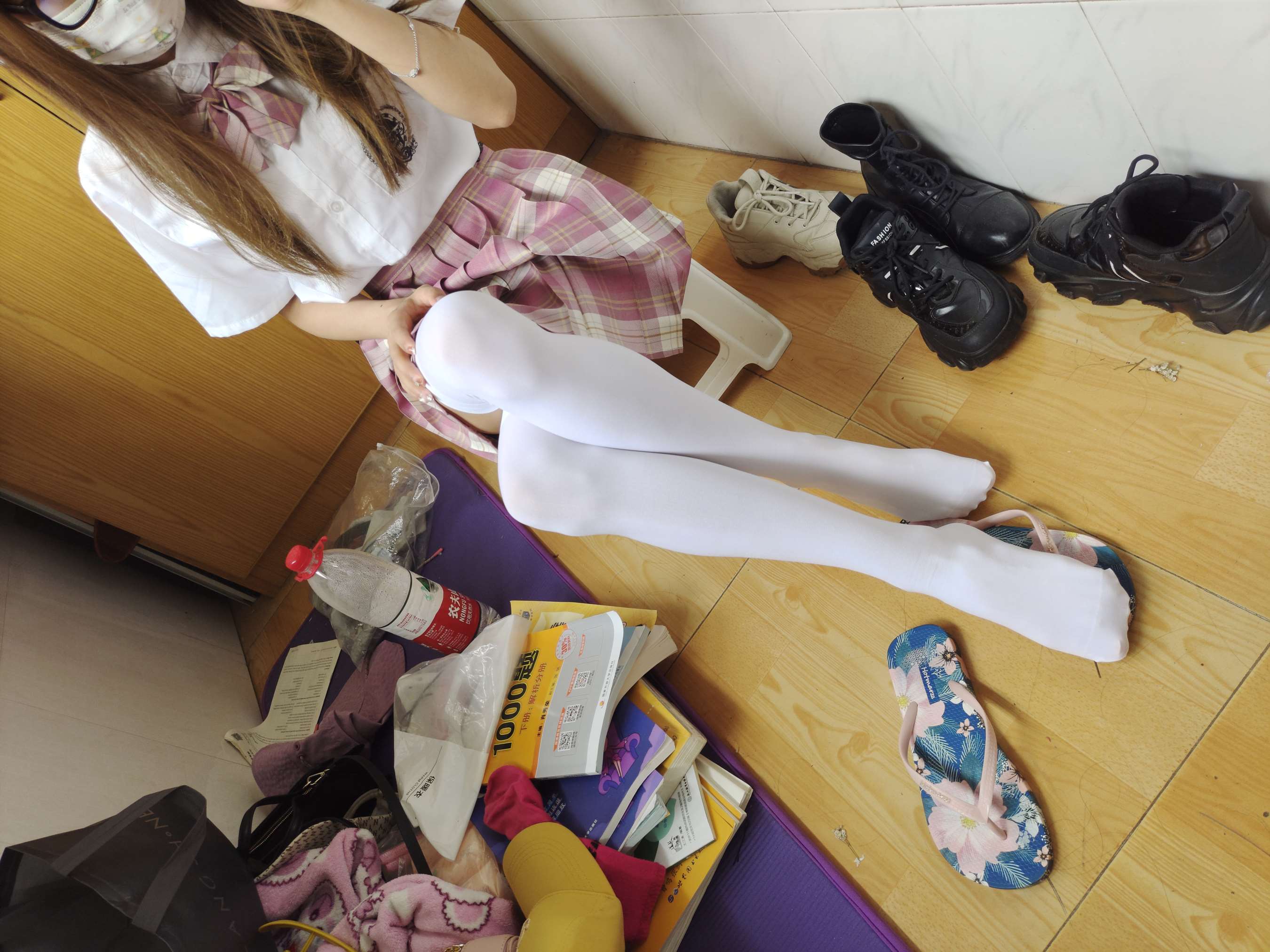 《轻挠把玩大三学姐的可爱嫩足》作品图