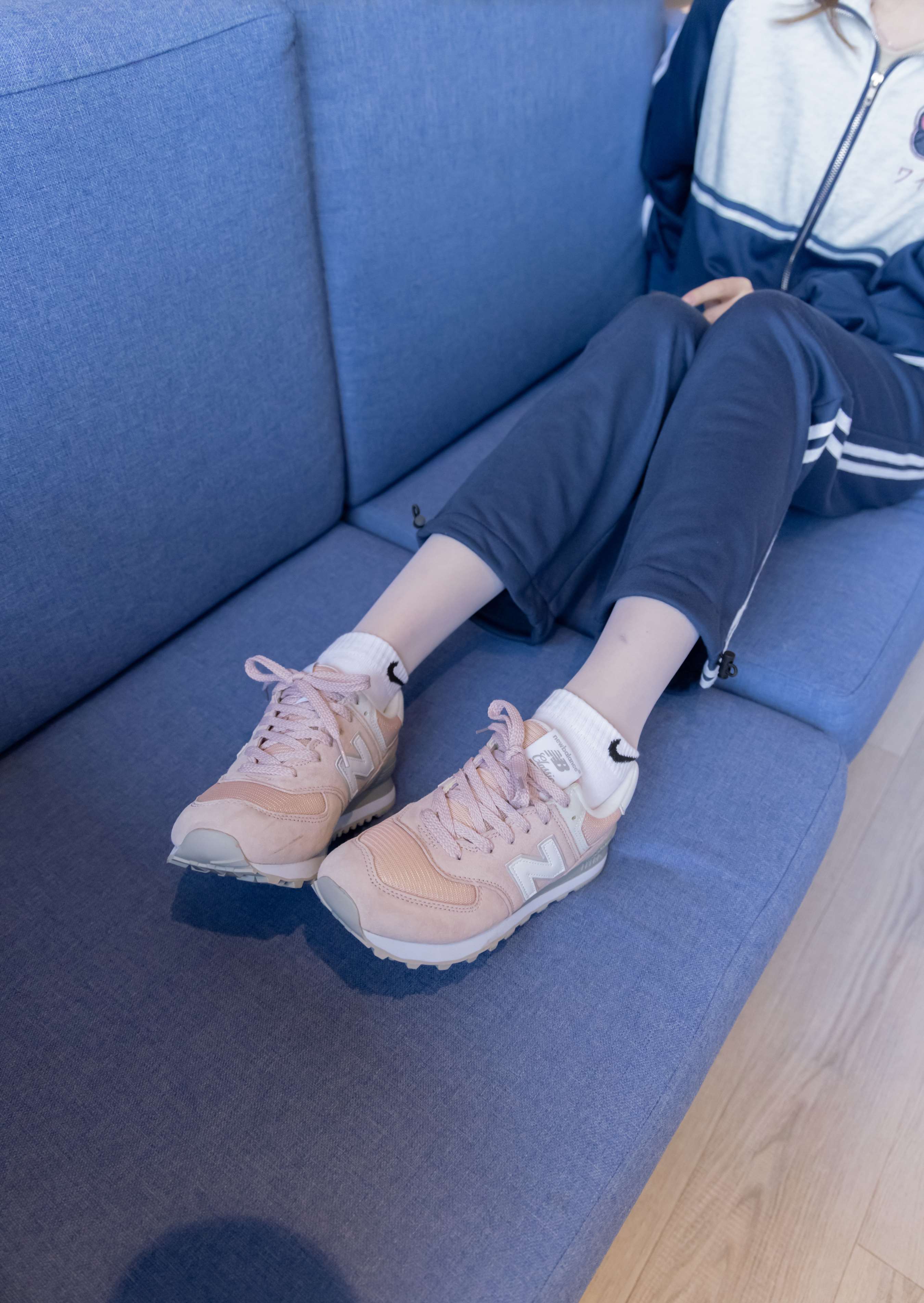 《小甜豆-运动鞋、白棉袜、白丝》作品图