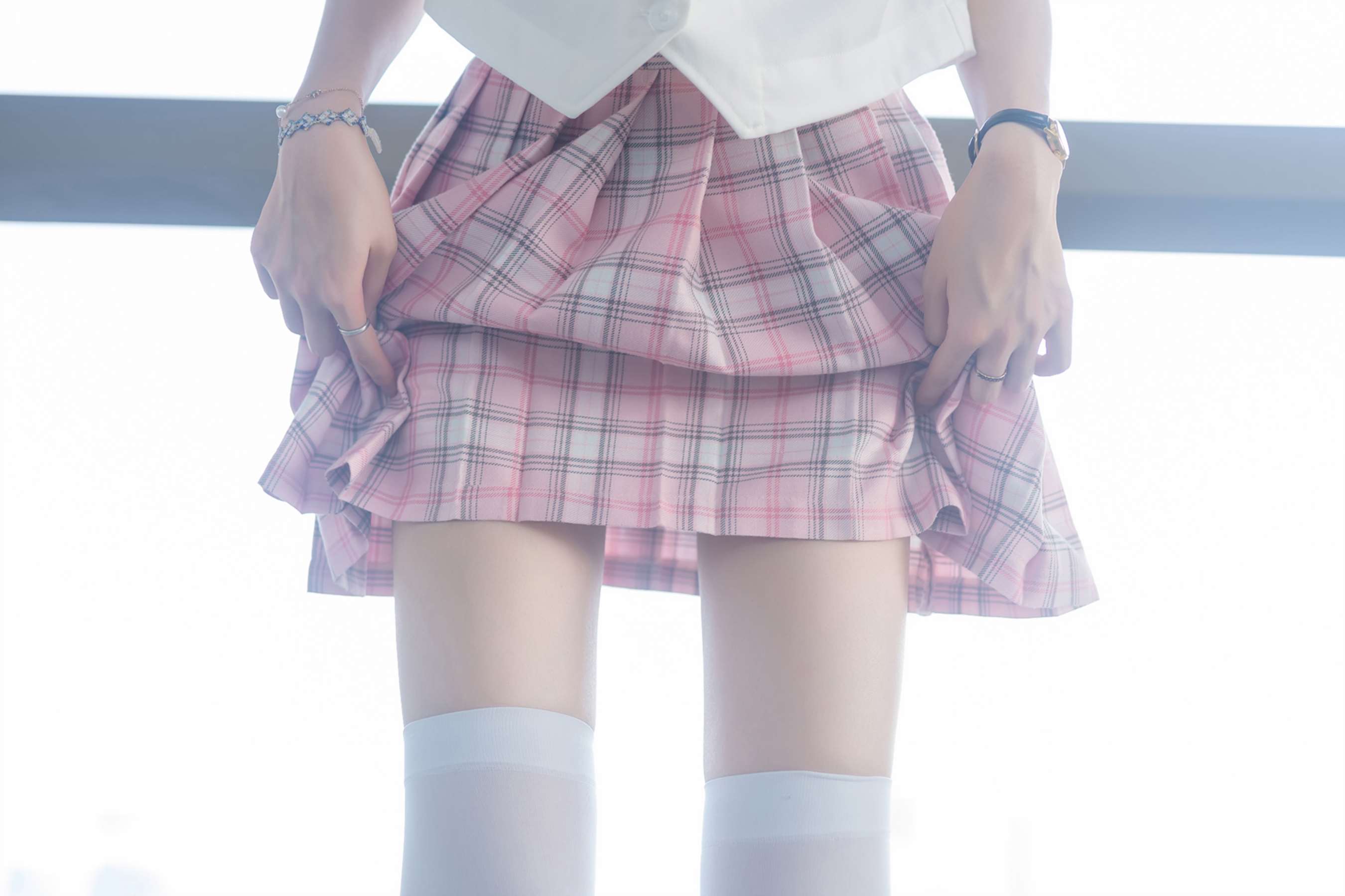 《过膝白丝百褶裙》作品图