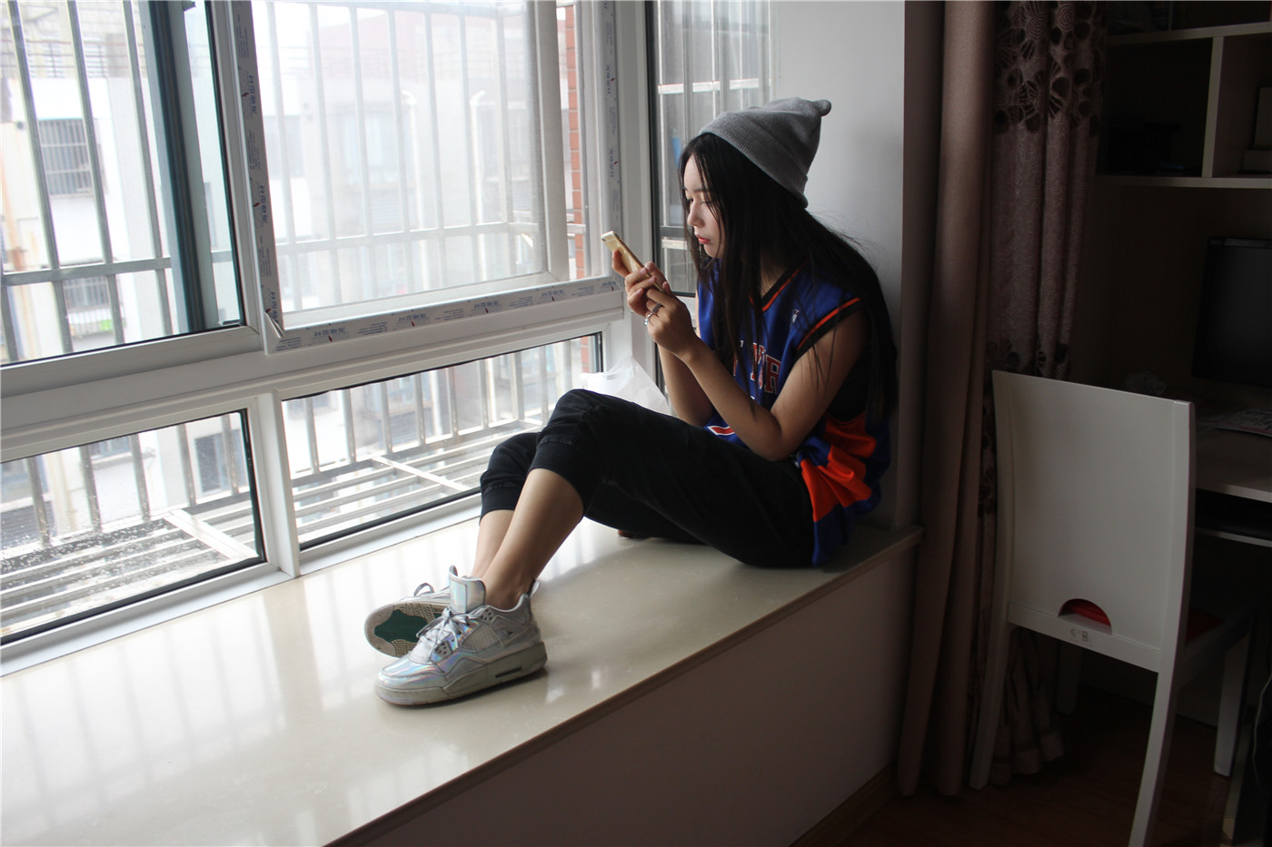 《阳台上的白袜》作品图