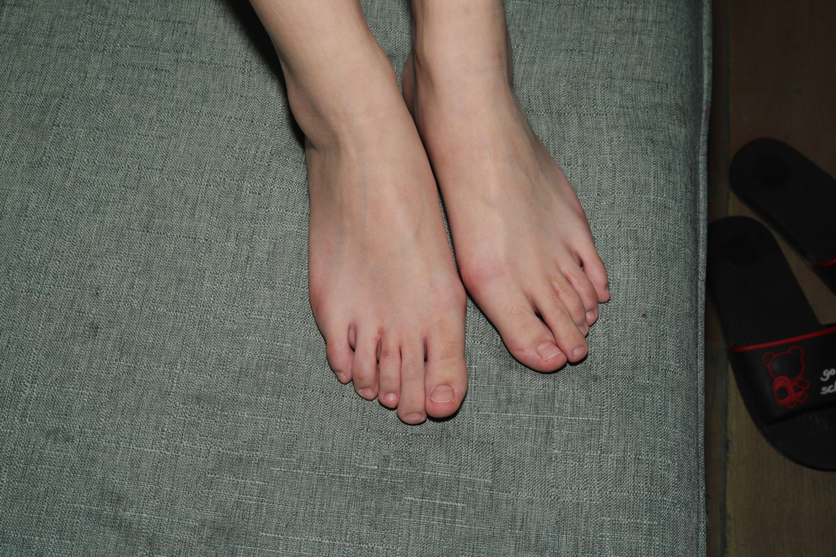 《新模小桃试镜秀出39码修长大白脚》作品图