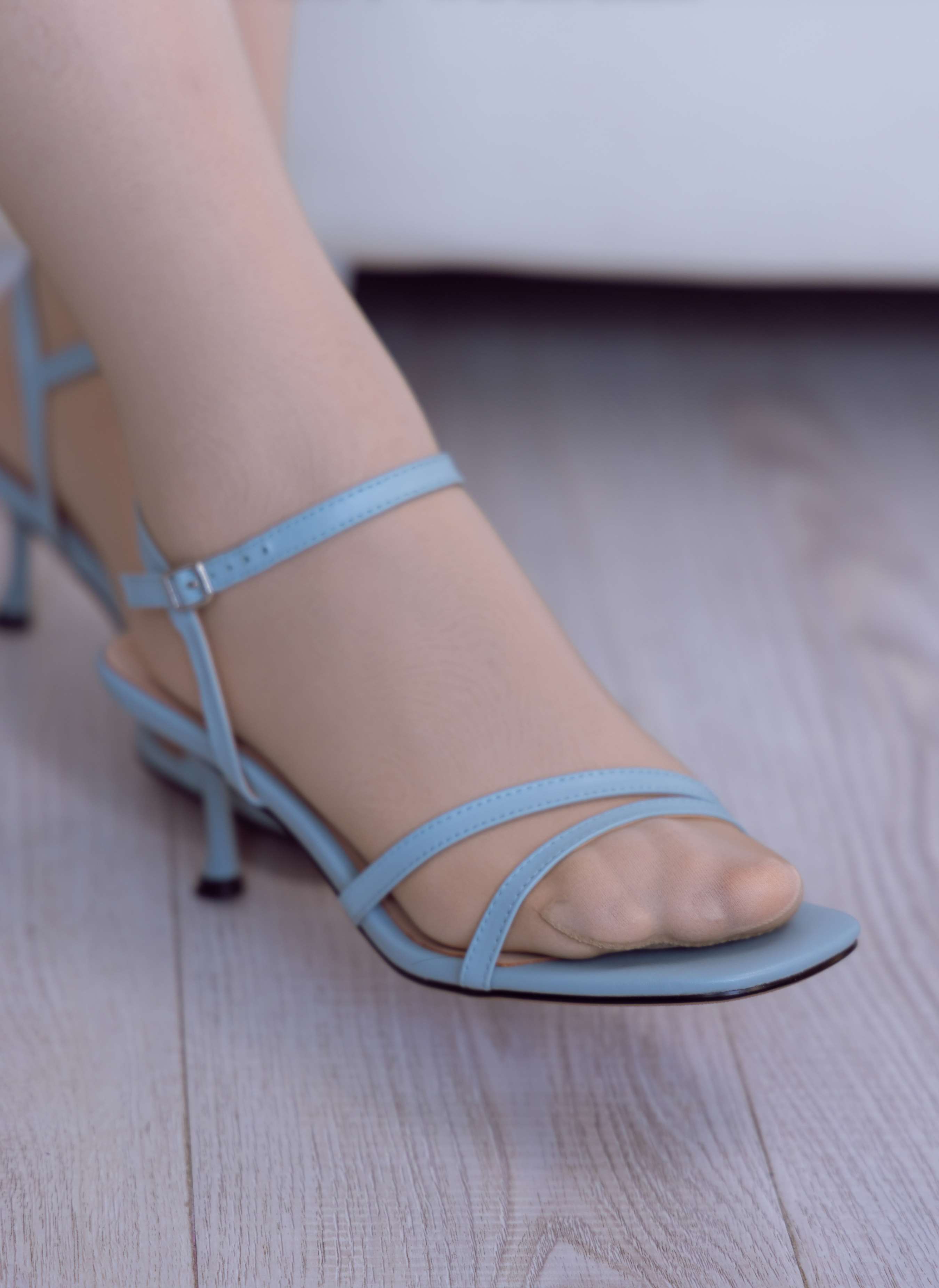 《周周-两双高跟凉鞋、油亮肉丝、厚肉丝、两双丝袜叠穿》作品图