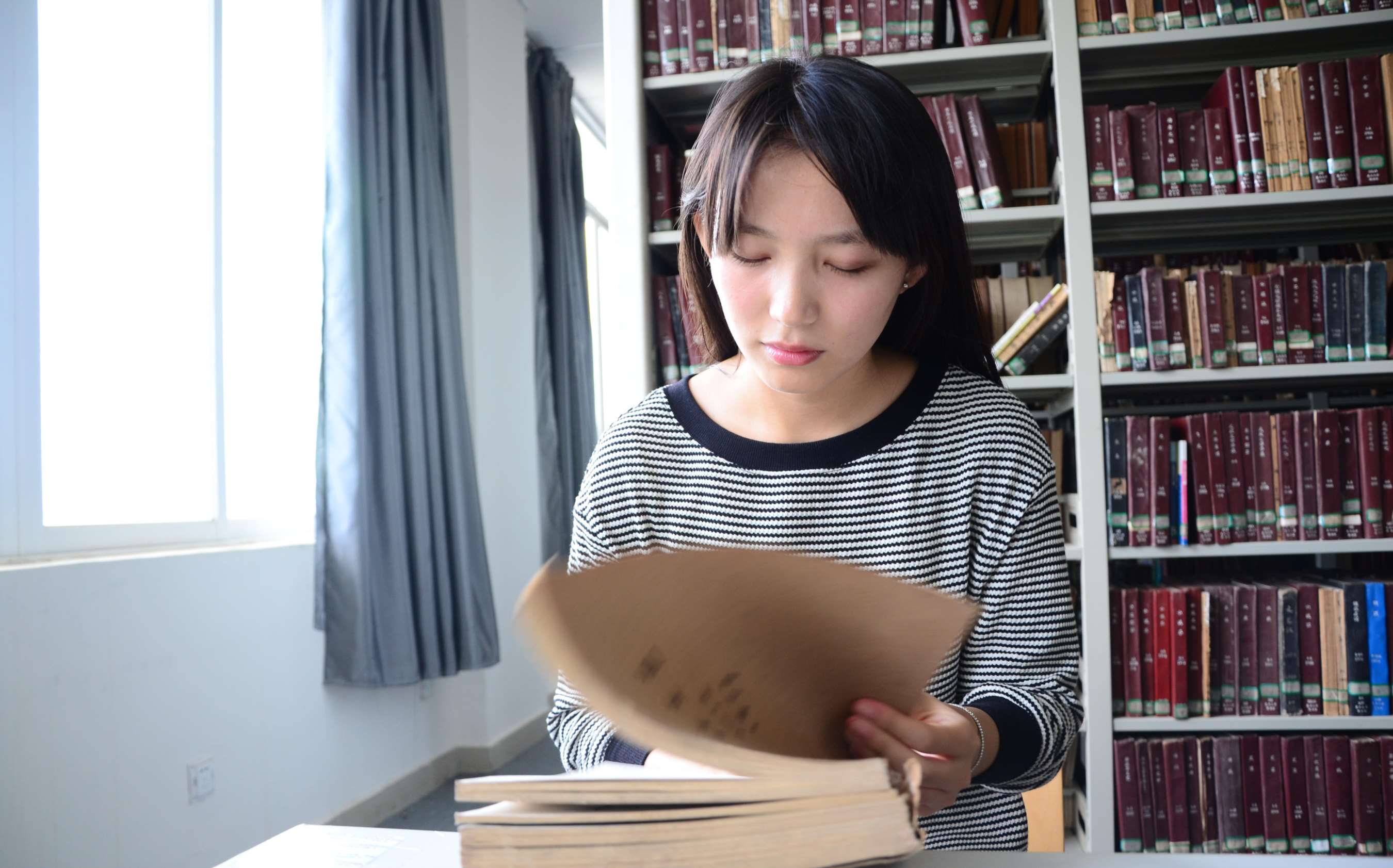 《桌子上的帆布鞋の棉袜脚》作品图