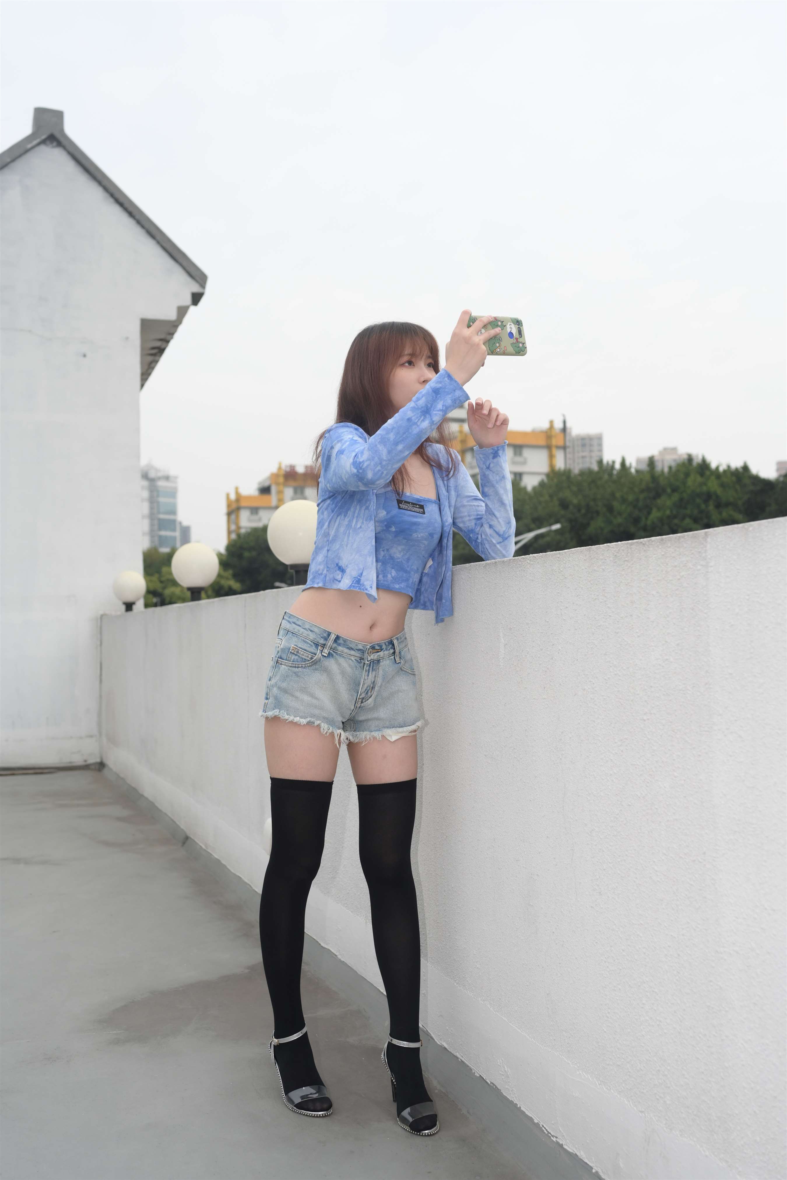 《牛仔热裤の黑丝脚》作品图