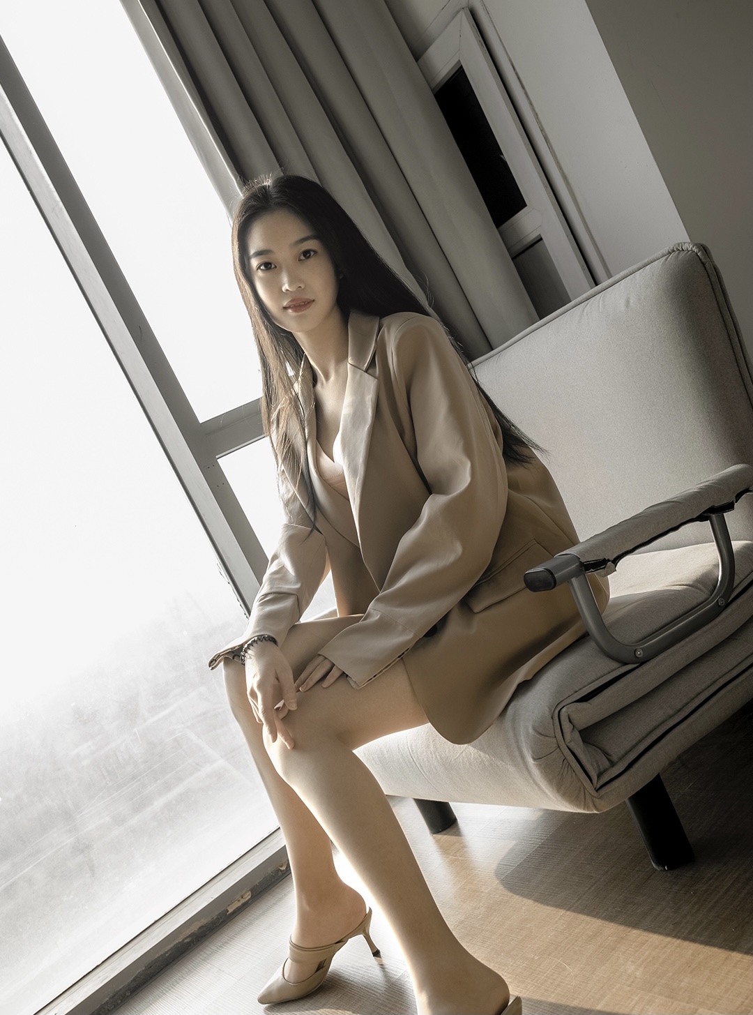 《夕阳下的高跟丝足》作品图