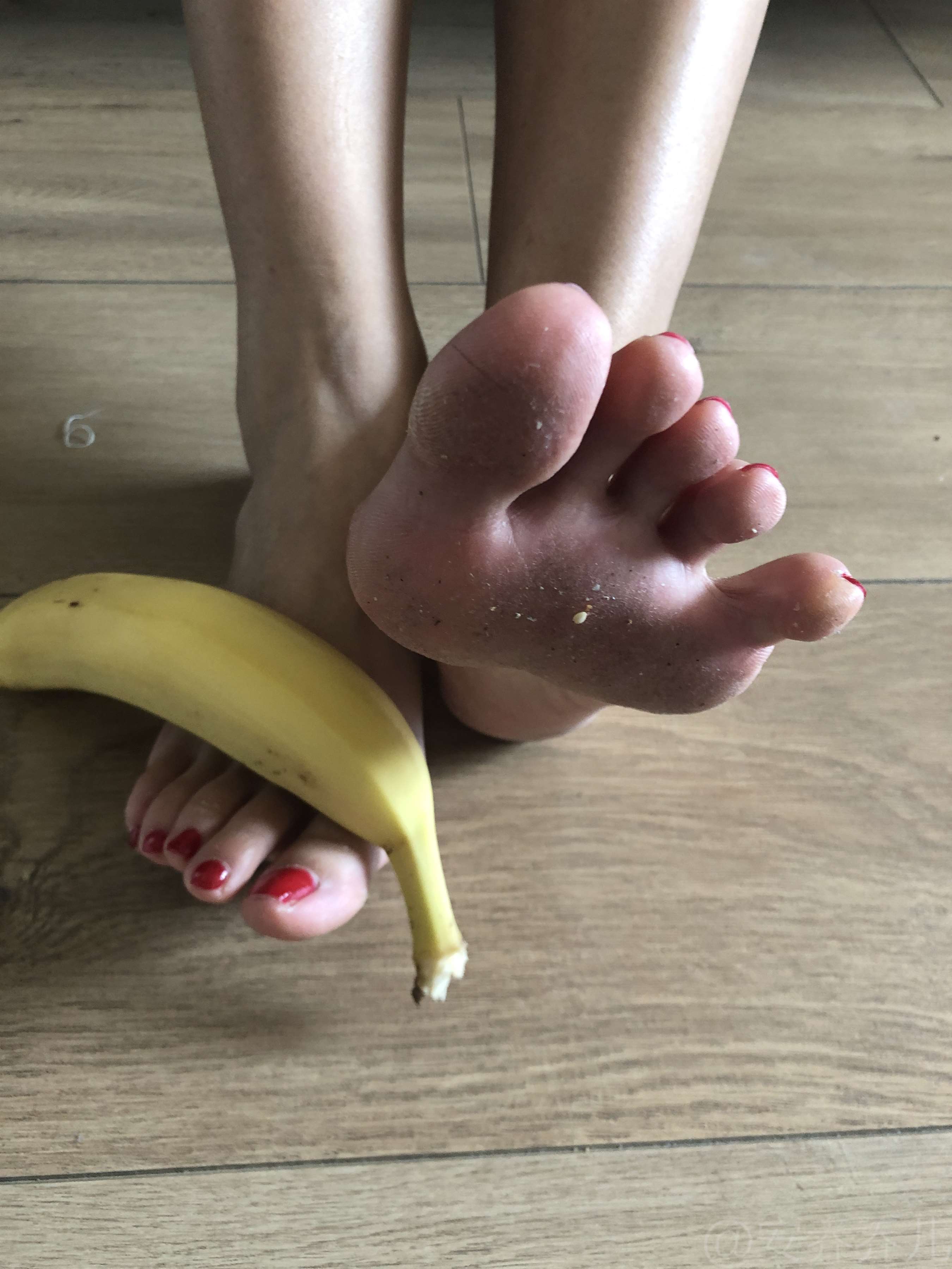《嫩足踩香蕉》作品图