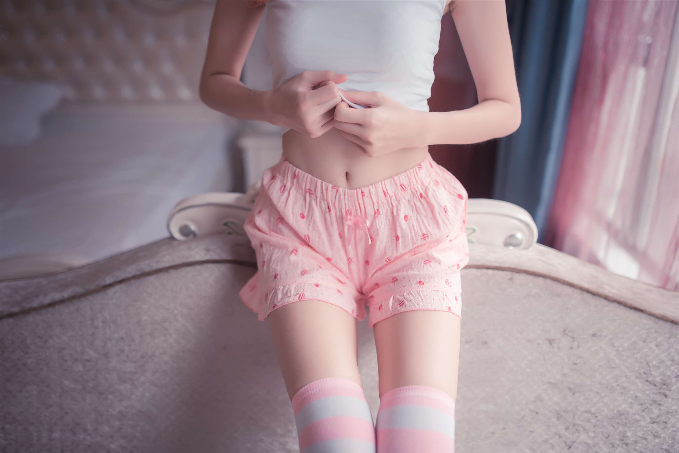 《睡衣の条纹棉袜脚》作品图