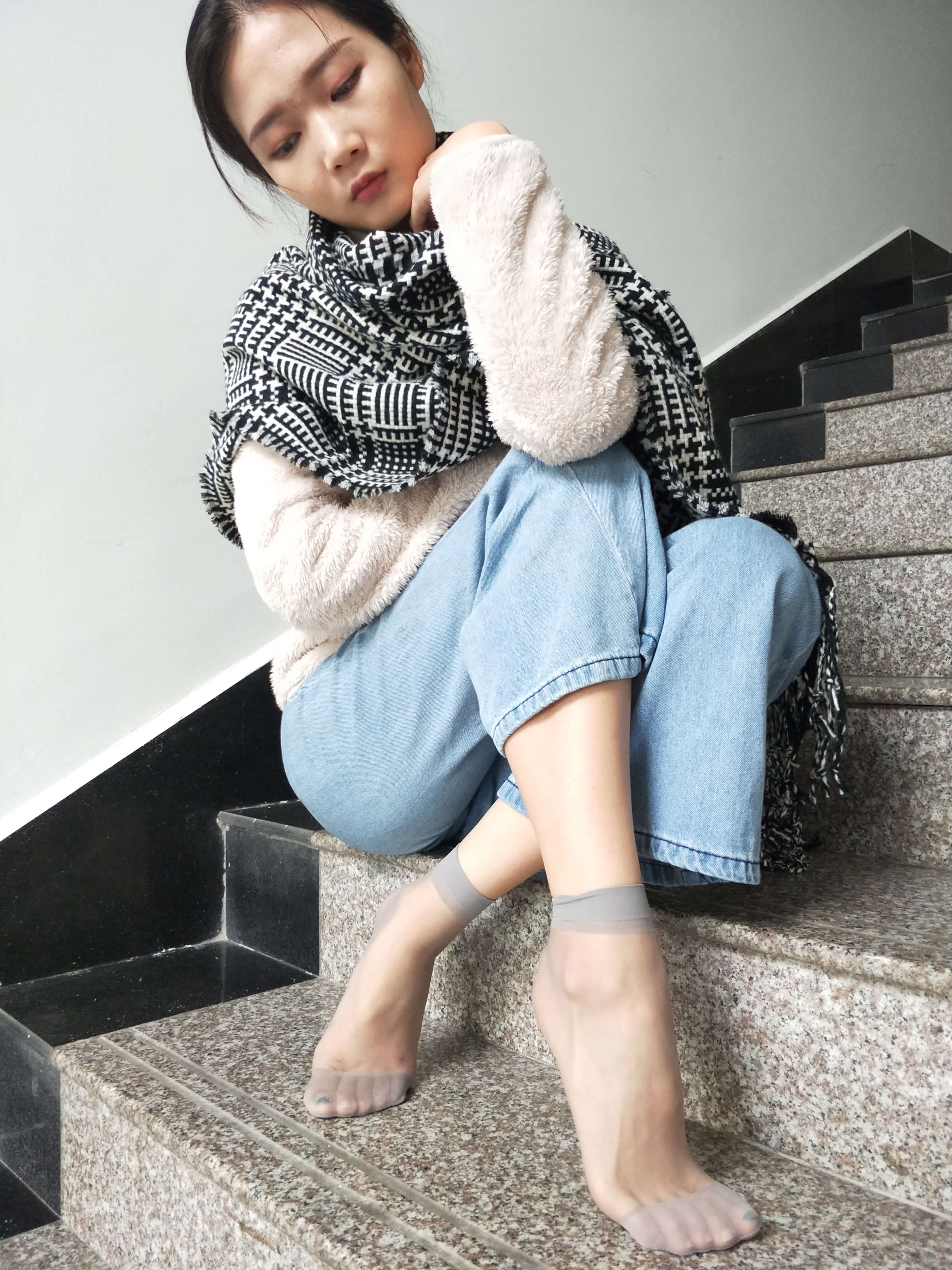 《教室楼道短丝脚》作品图