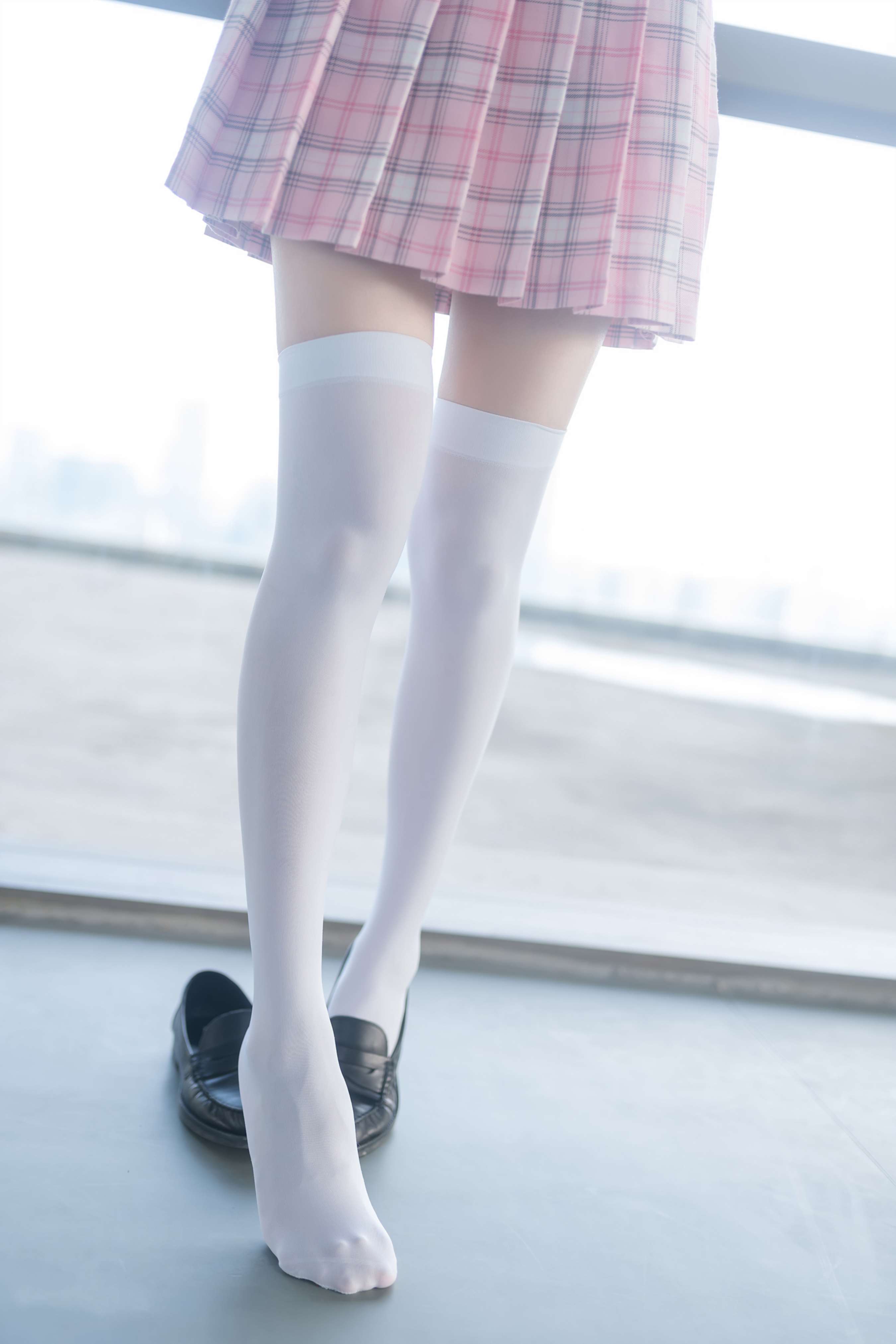 《过膝白丝百褶裙》作品图