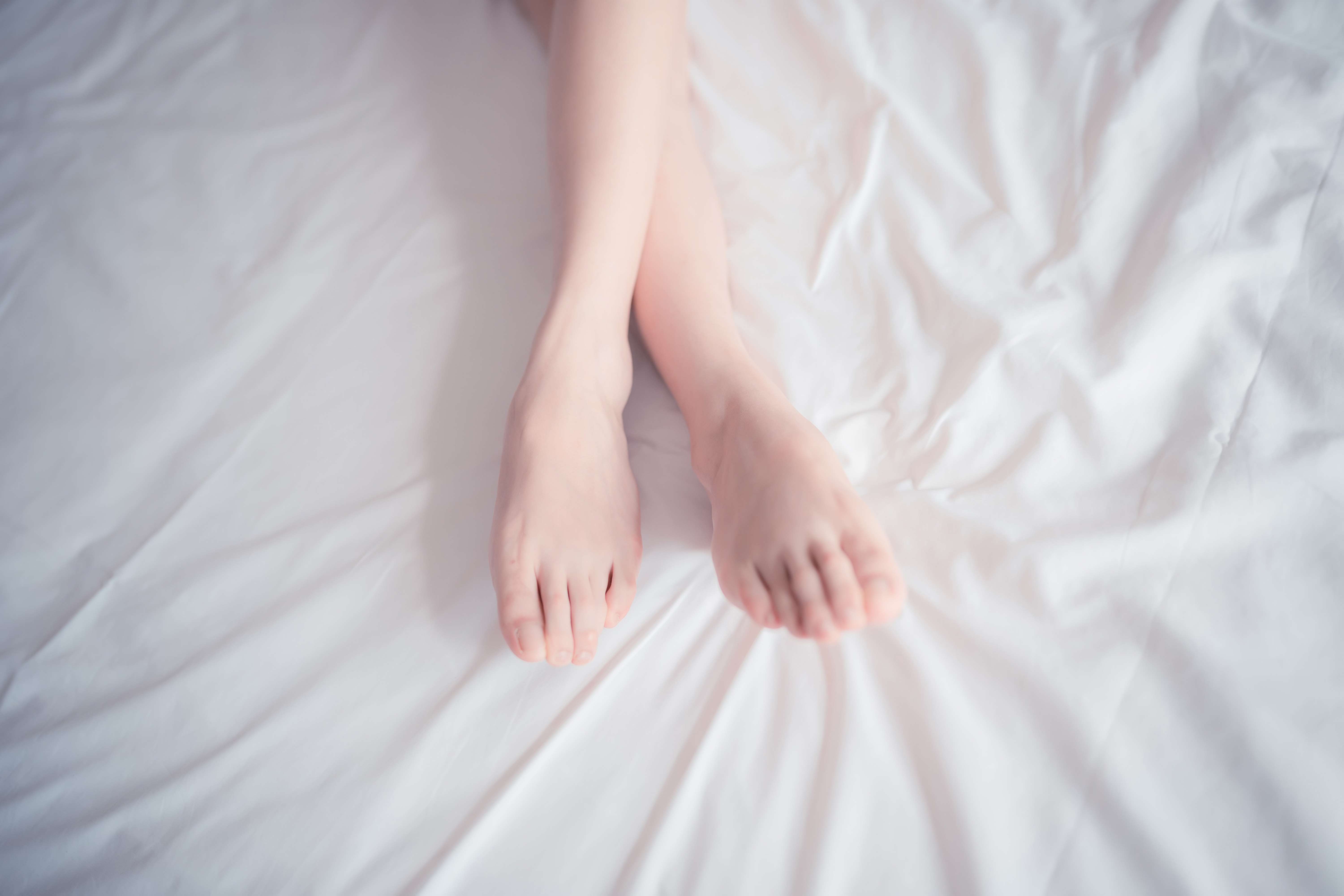 《师姐花裙睡衣の嫩足》作品图