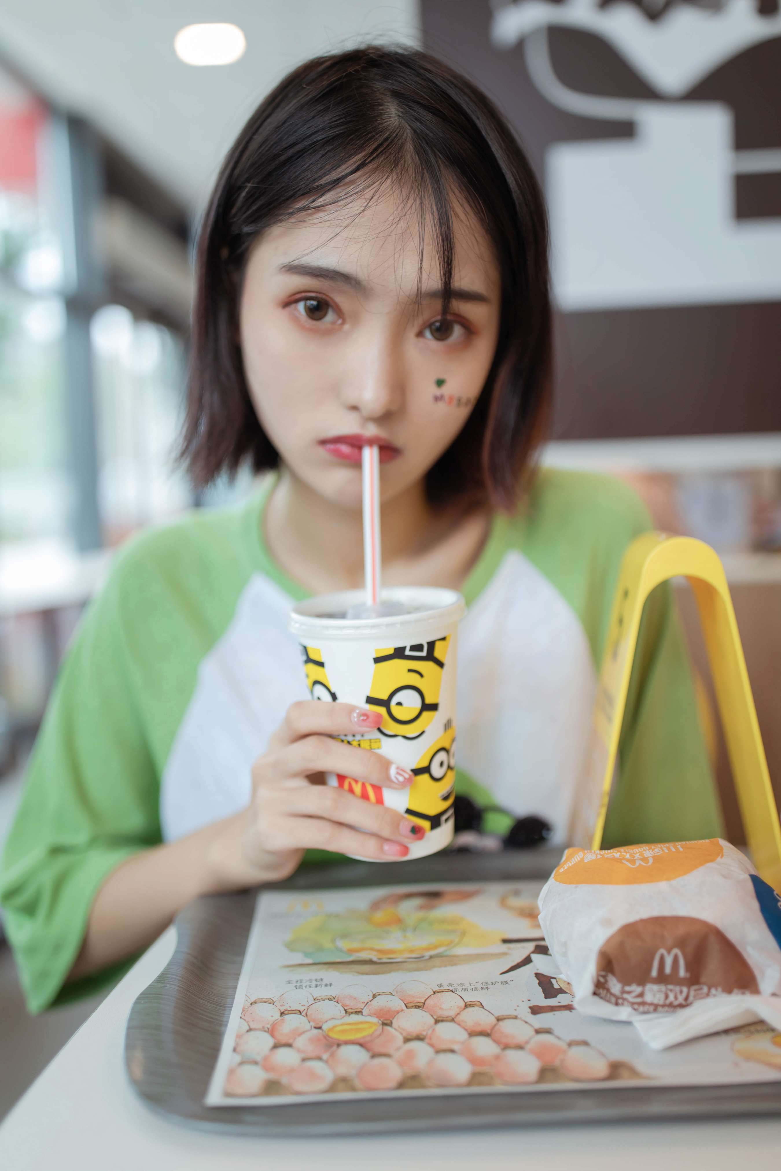 《茜茜帆布鞋の棉袜脚丫》作品图