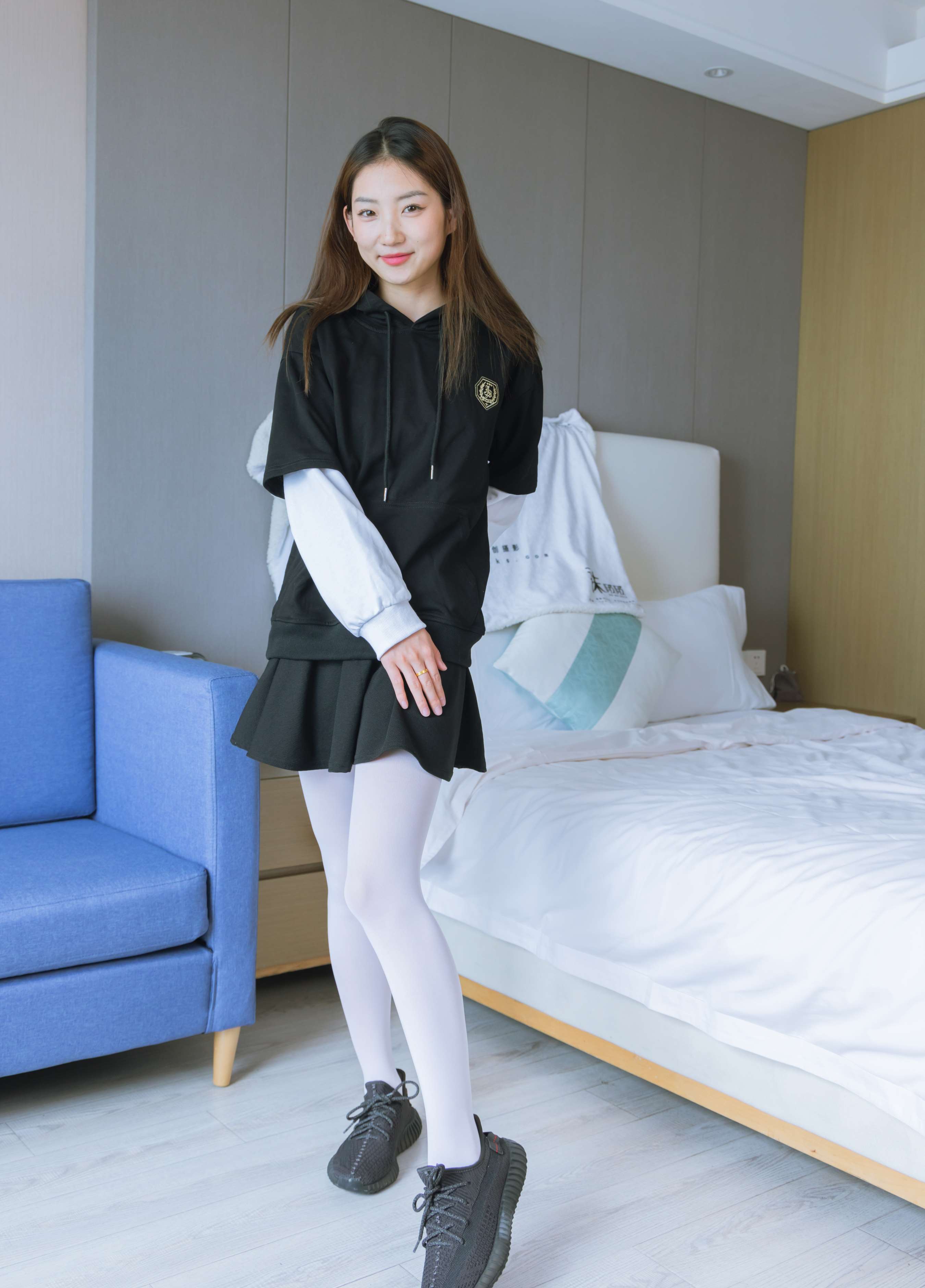 《小沫-黑色运动鞋、厚白丝》作品图