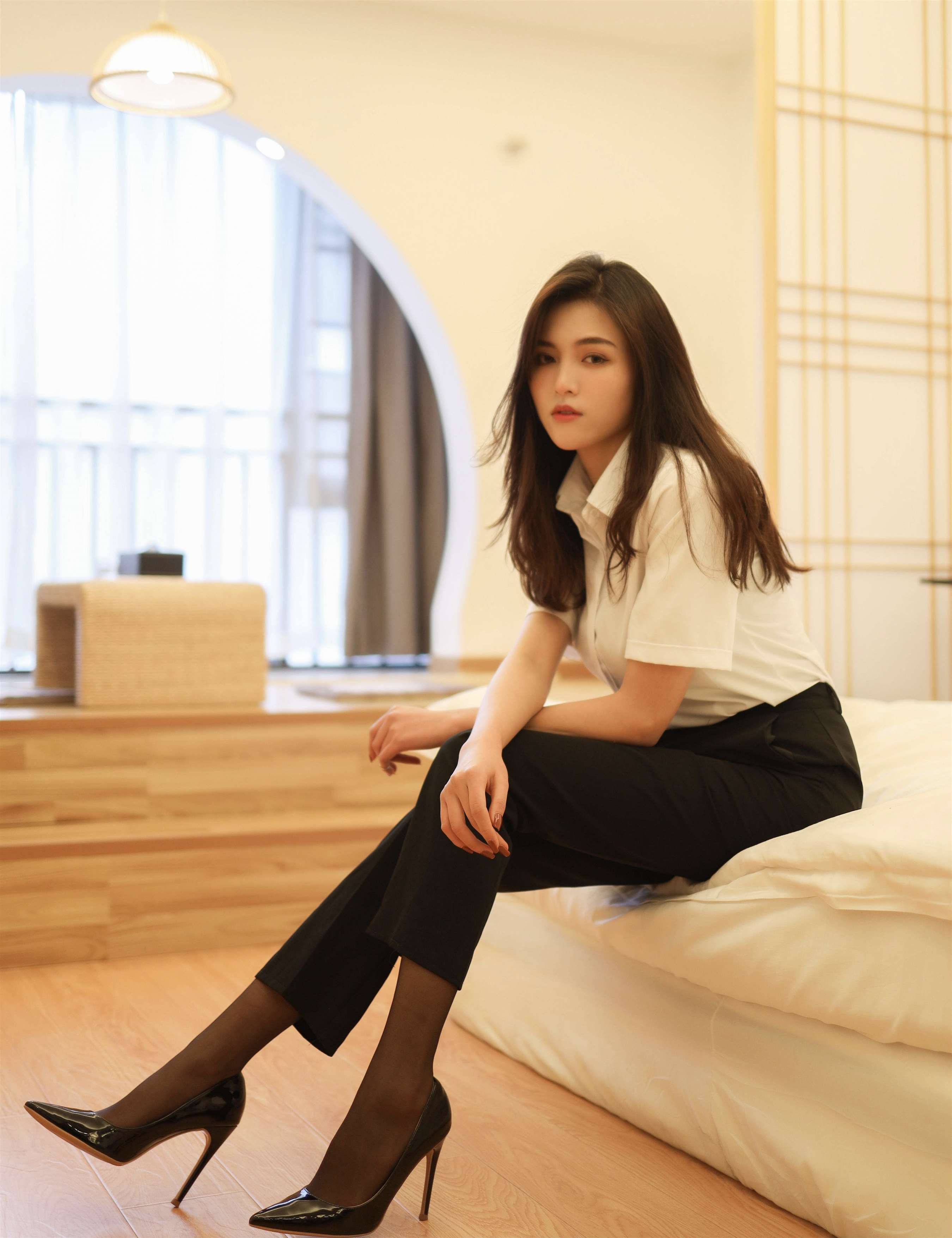 《职业装の高跟黑丝脚》作品图