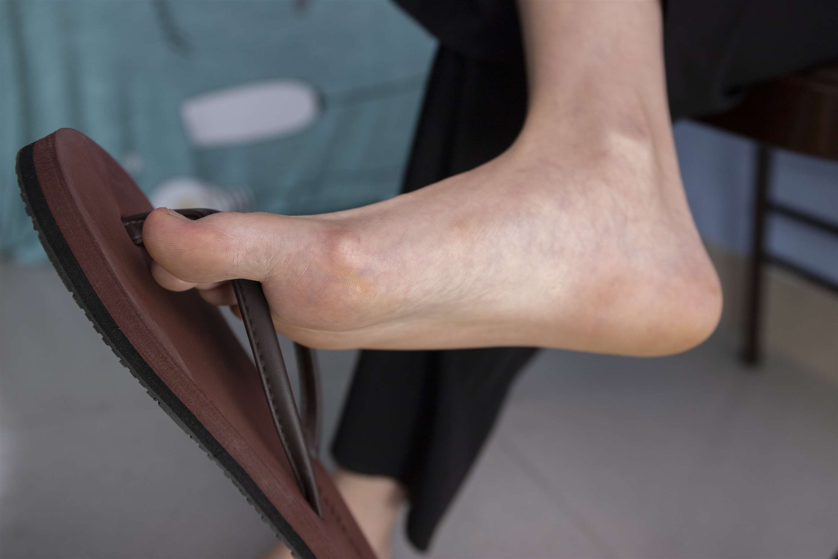 《诗敏骨感脚丫人字拖，挑鞋玩鞋！【套图+4K视频】》作品图