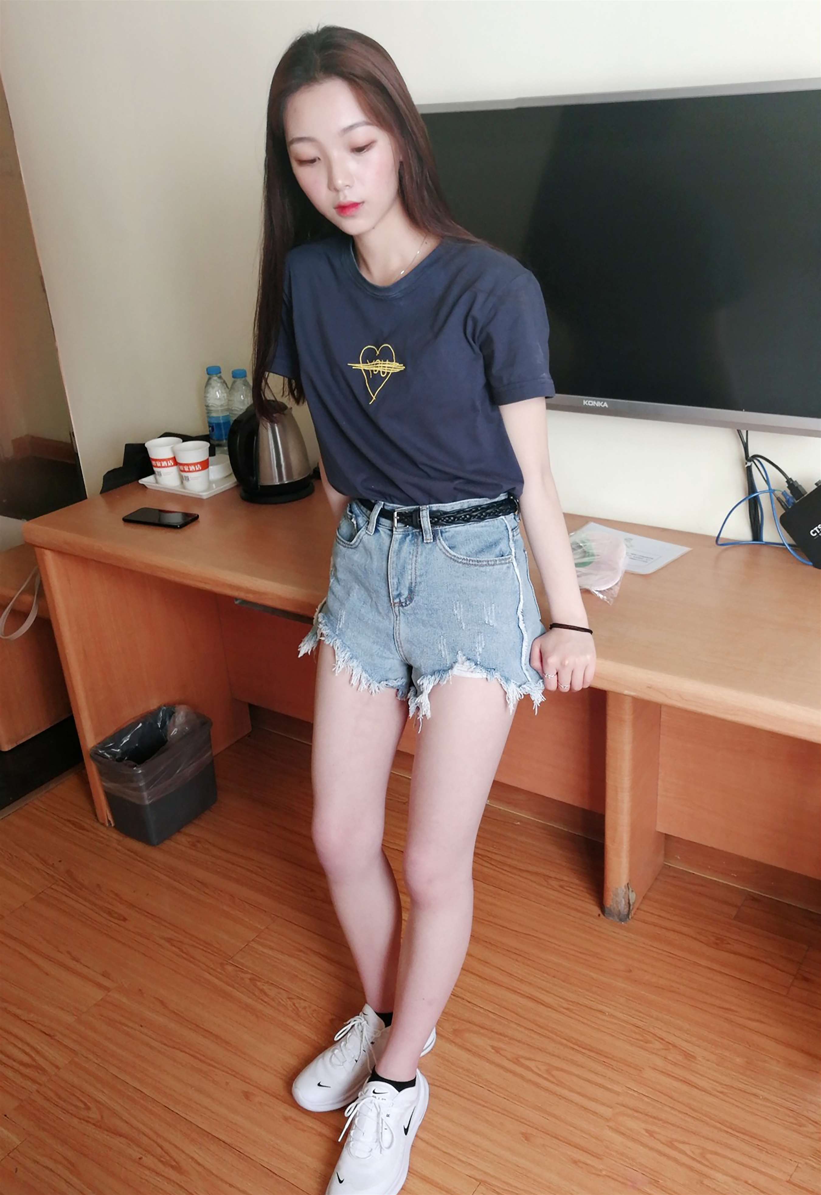 《热裤船袜少女》作品图