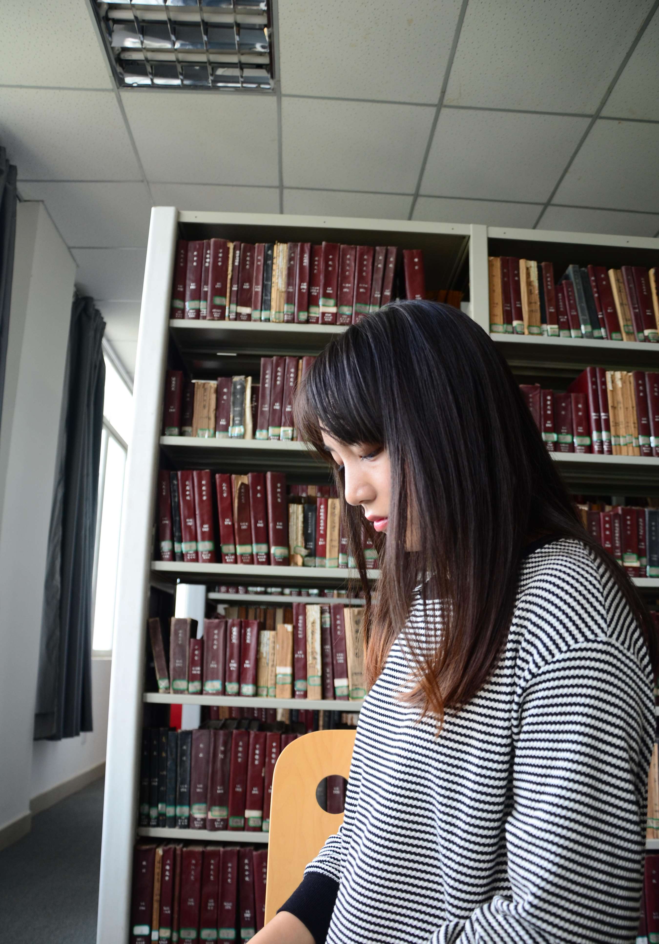 《桌子上的帆布鞋の棉袜脚》作品图