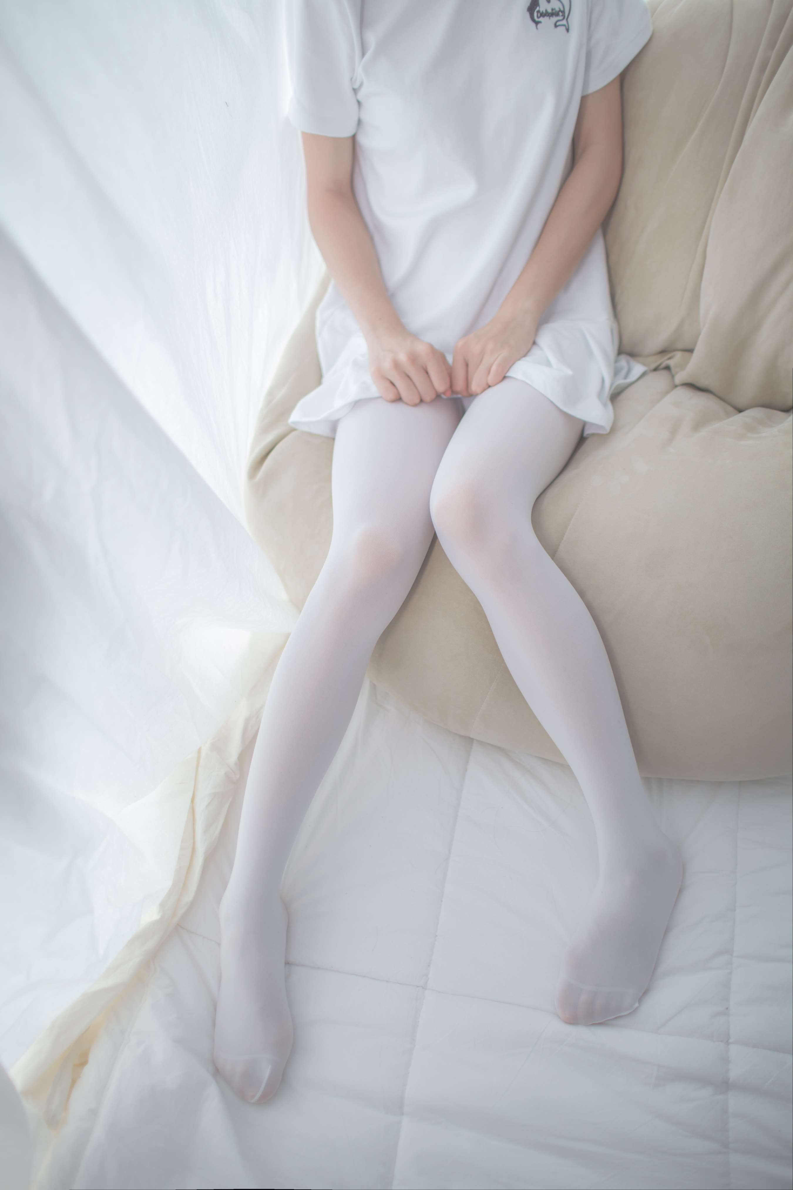 《T恤の白丝脚》作品图