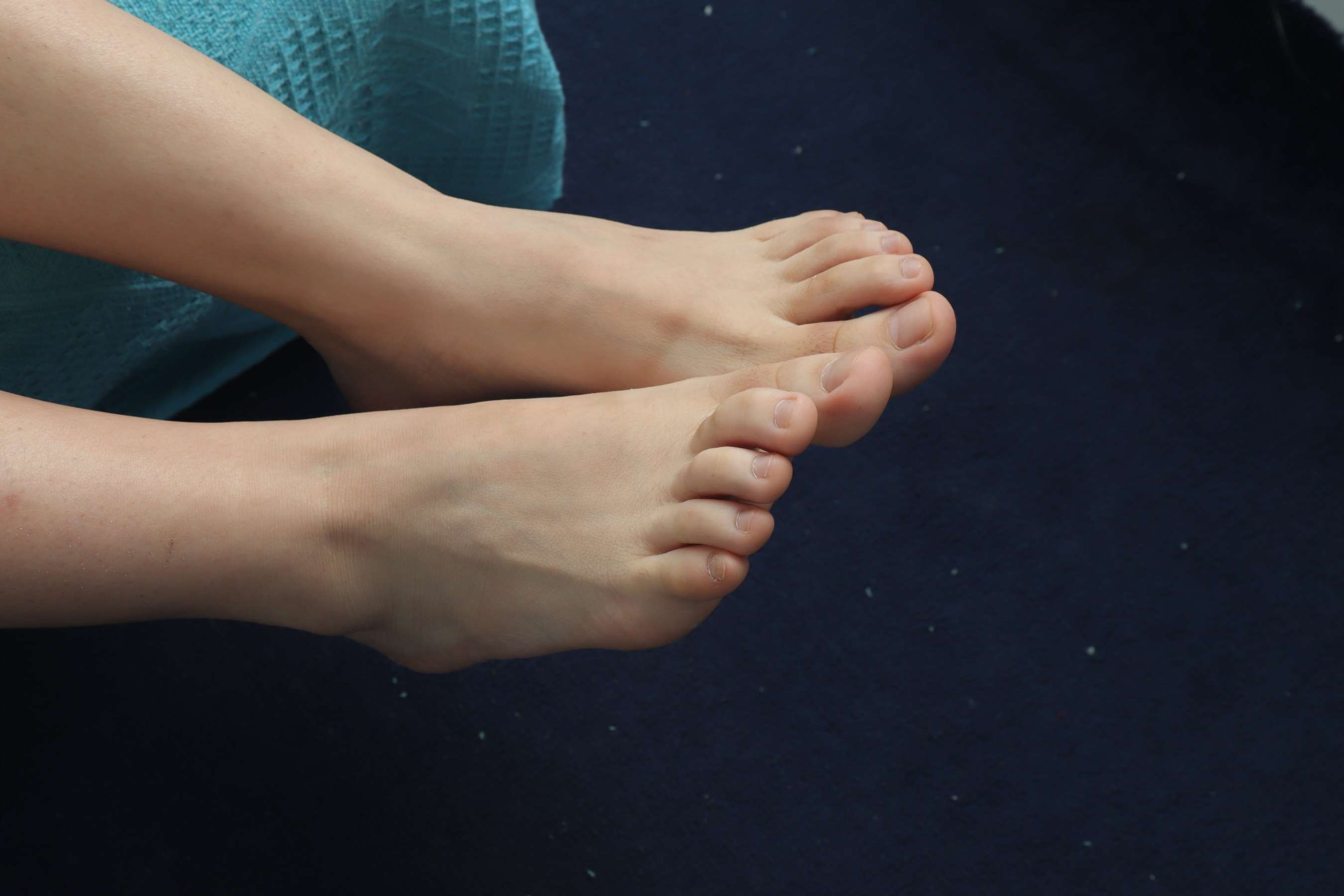 《静儿睡着后脚丫被偷拍》作品图