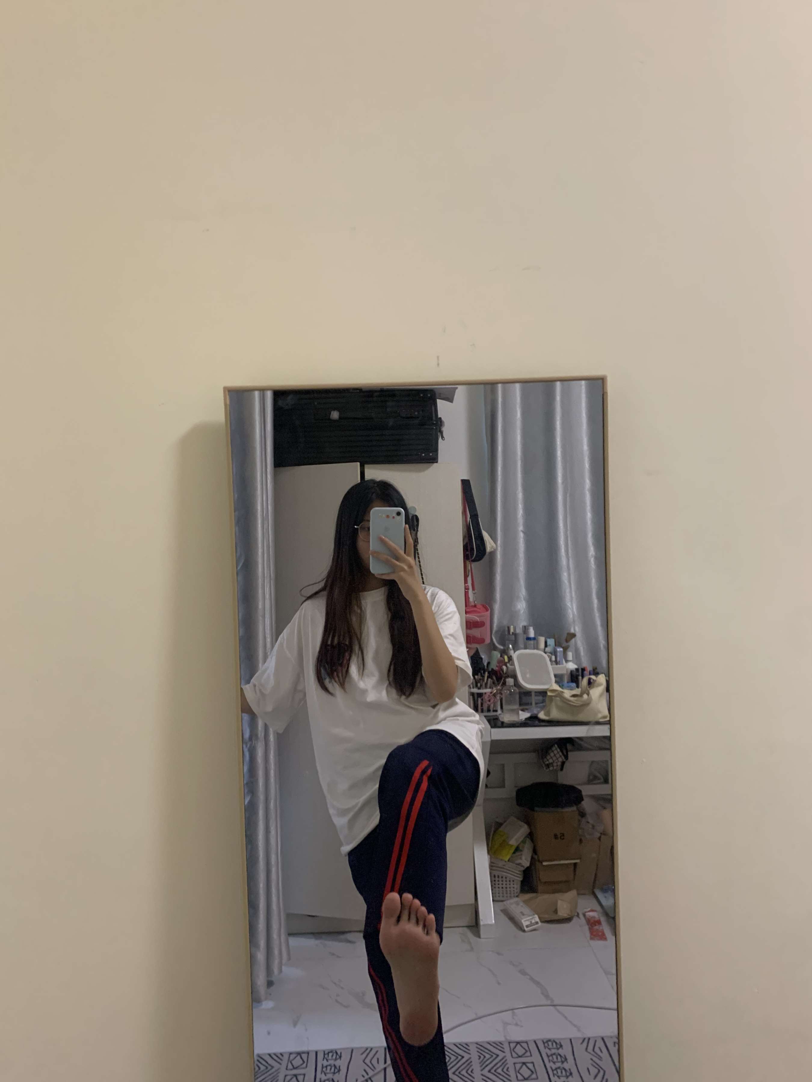 《少女对镜自拍脚丫》作品图