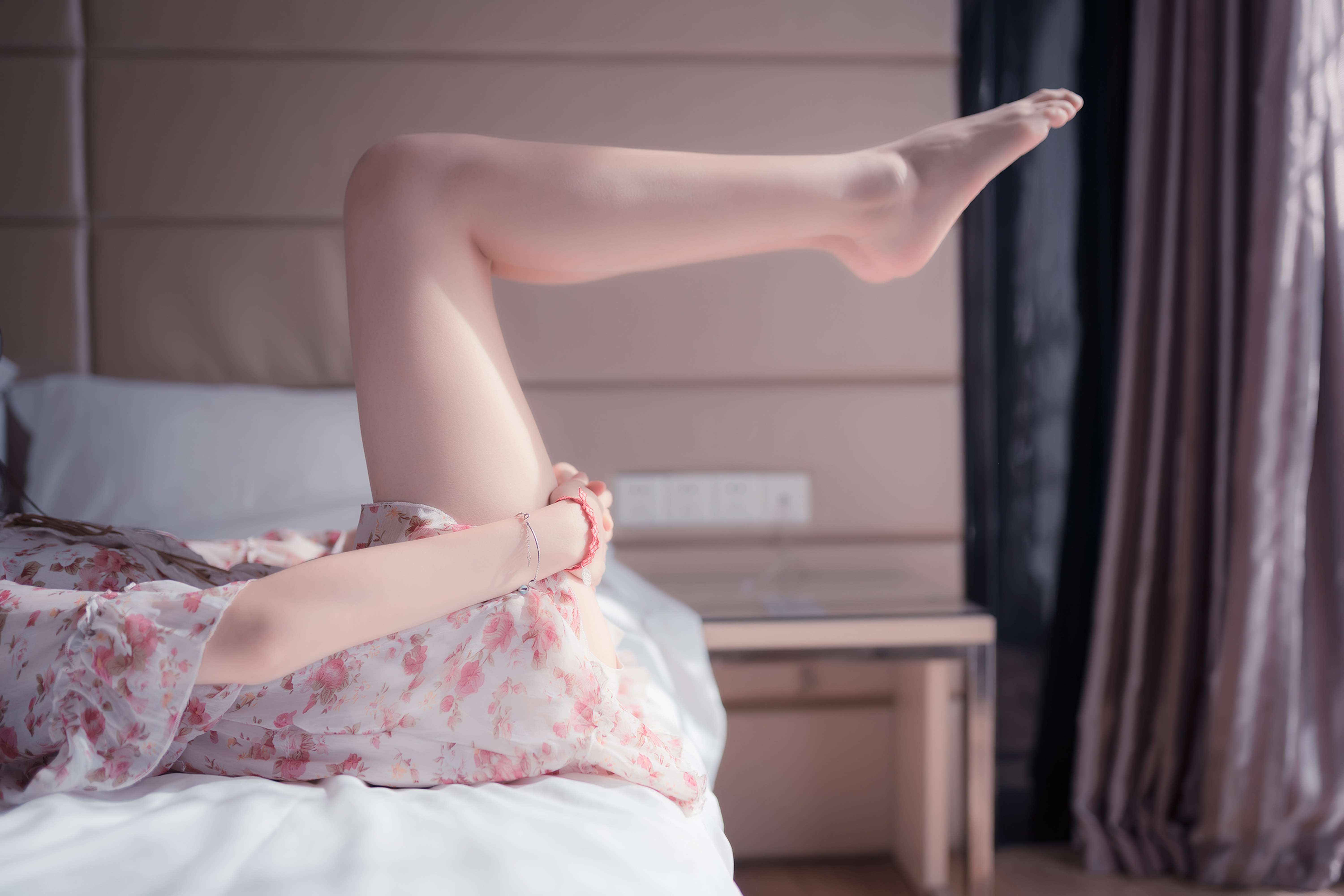 《师姐花裙睡衣の嫩足》作品图