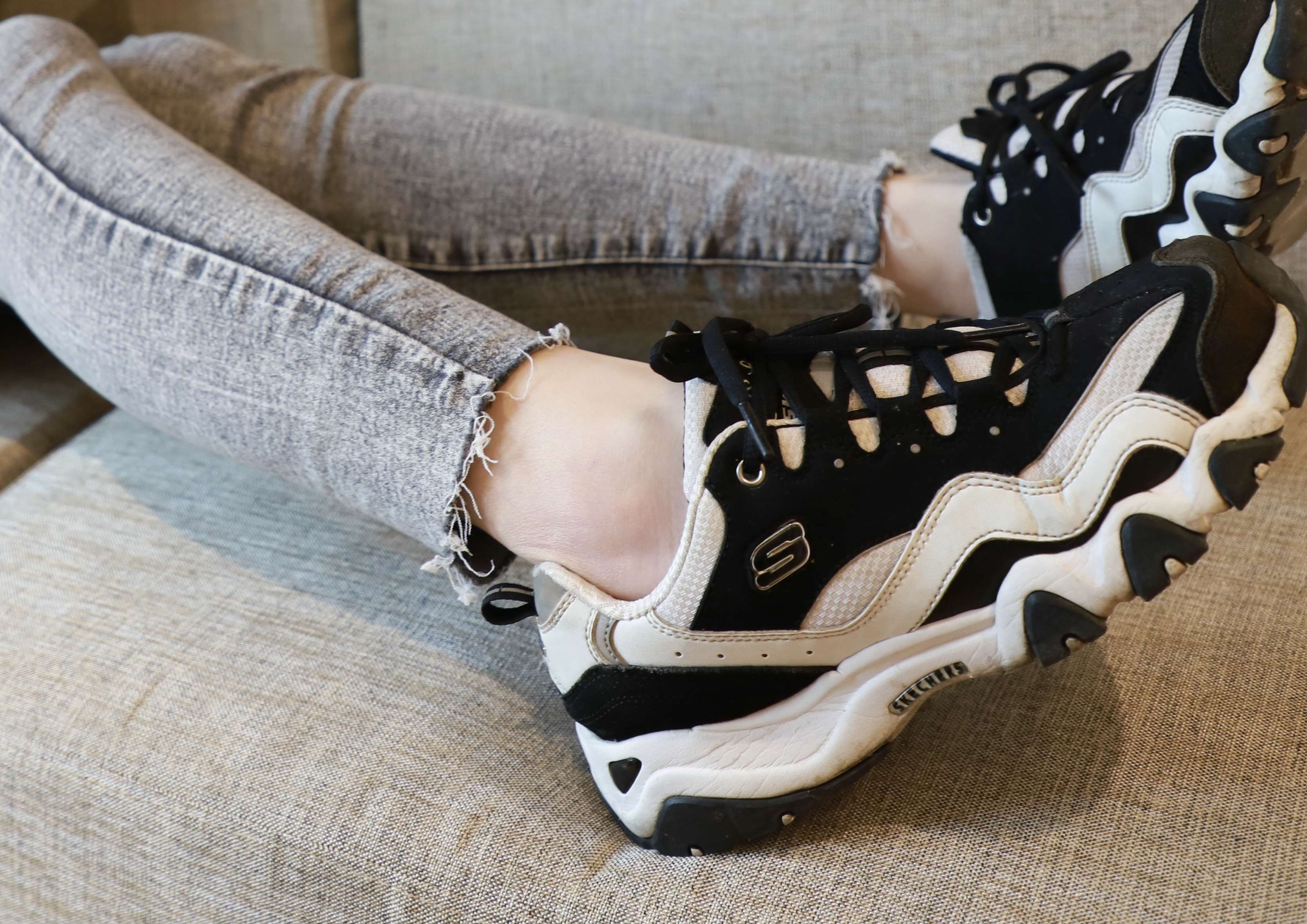 《运动鞋の粉色船袜脚》作品图