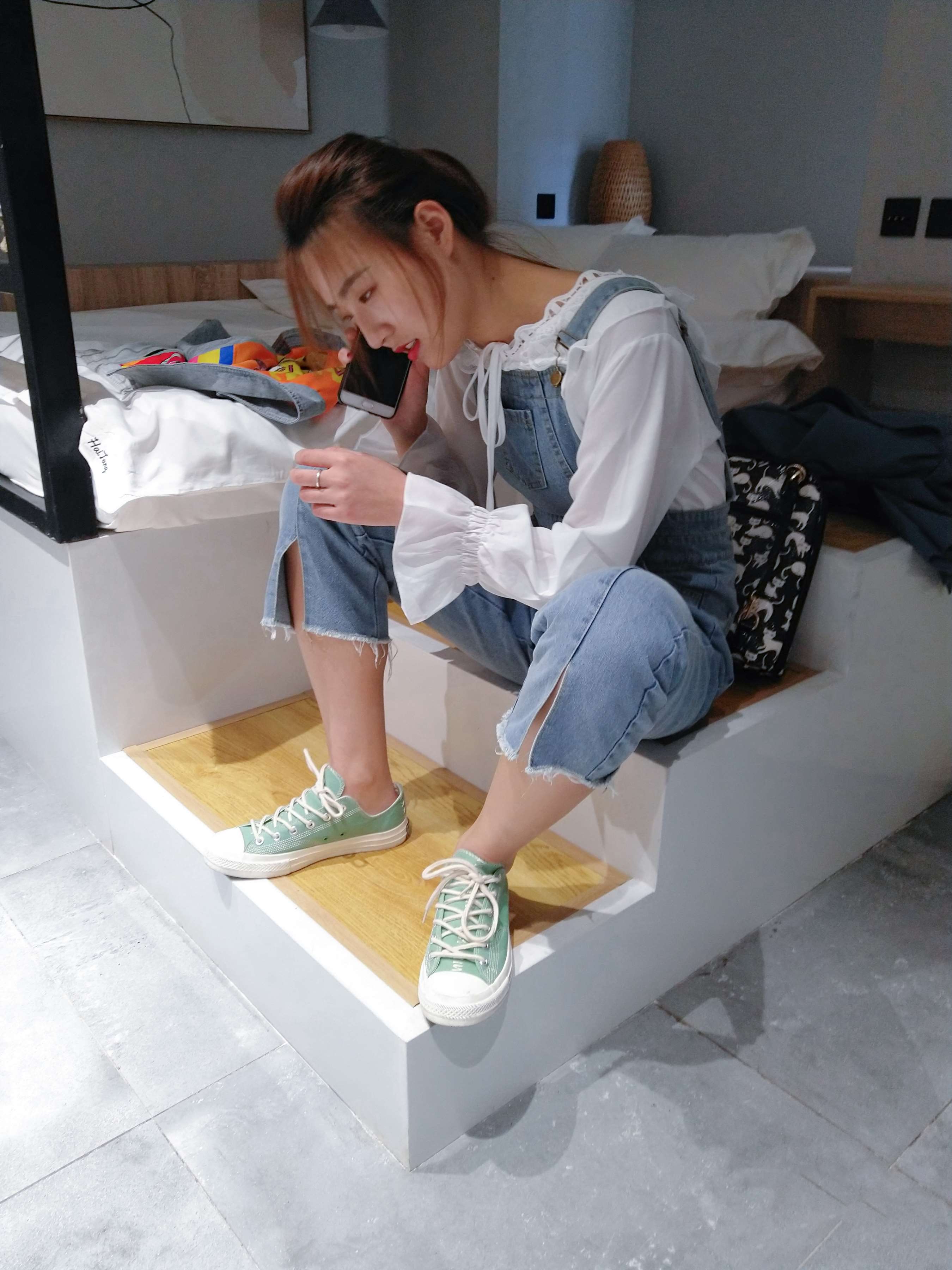 《牛仔背带裤の赤足学姐》作品图