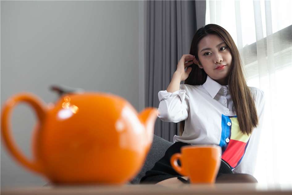 《白领装黑丝高跟》作品图