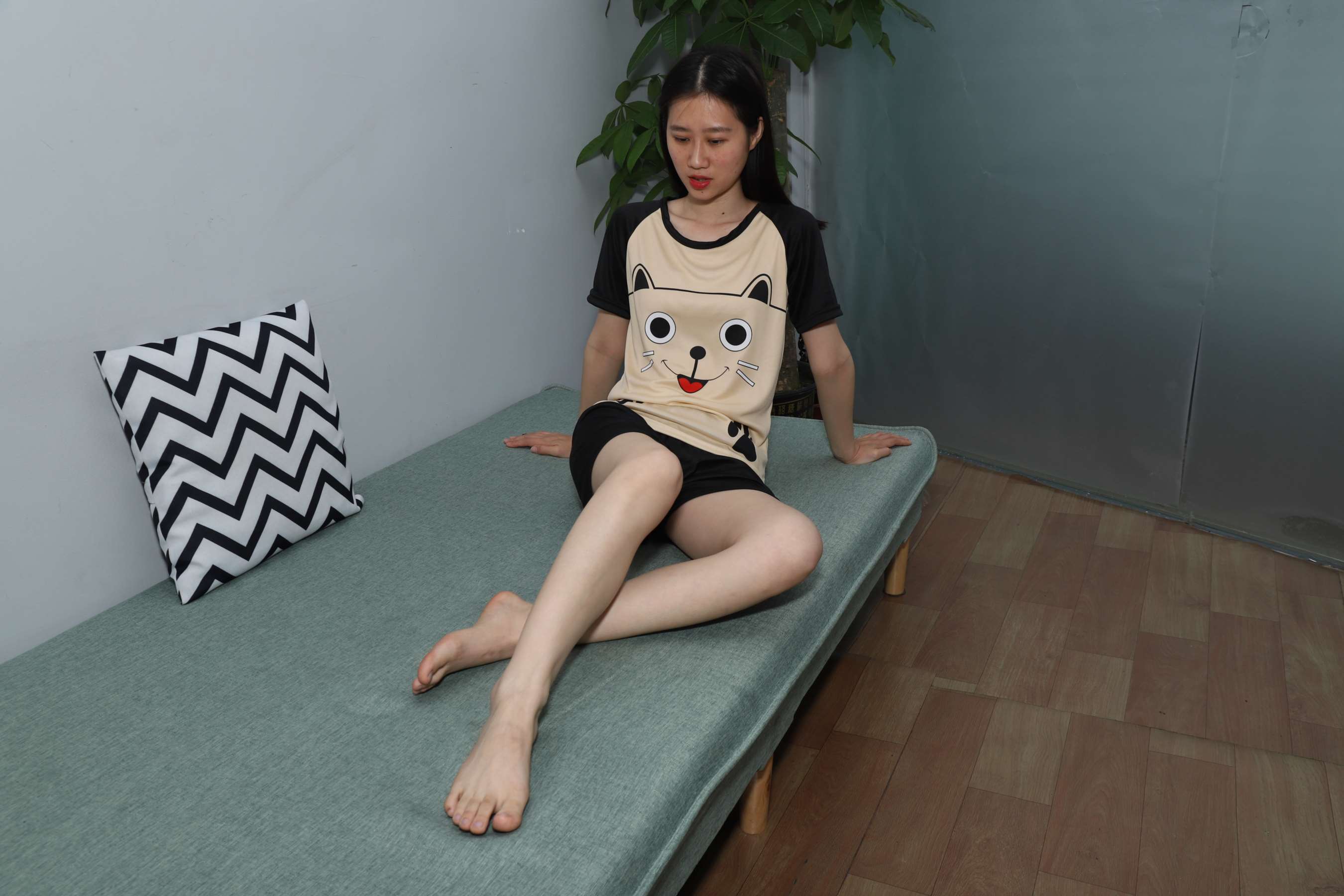 《小芳少女睡衣展示脚丫》作品图