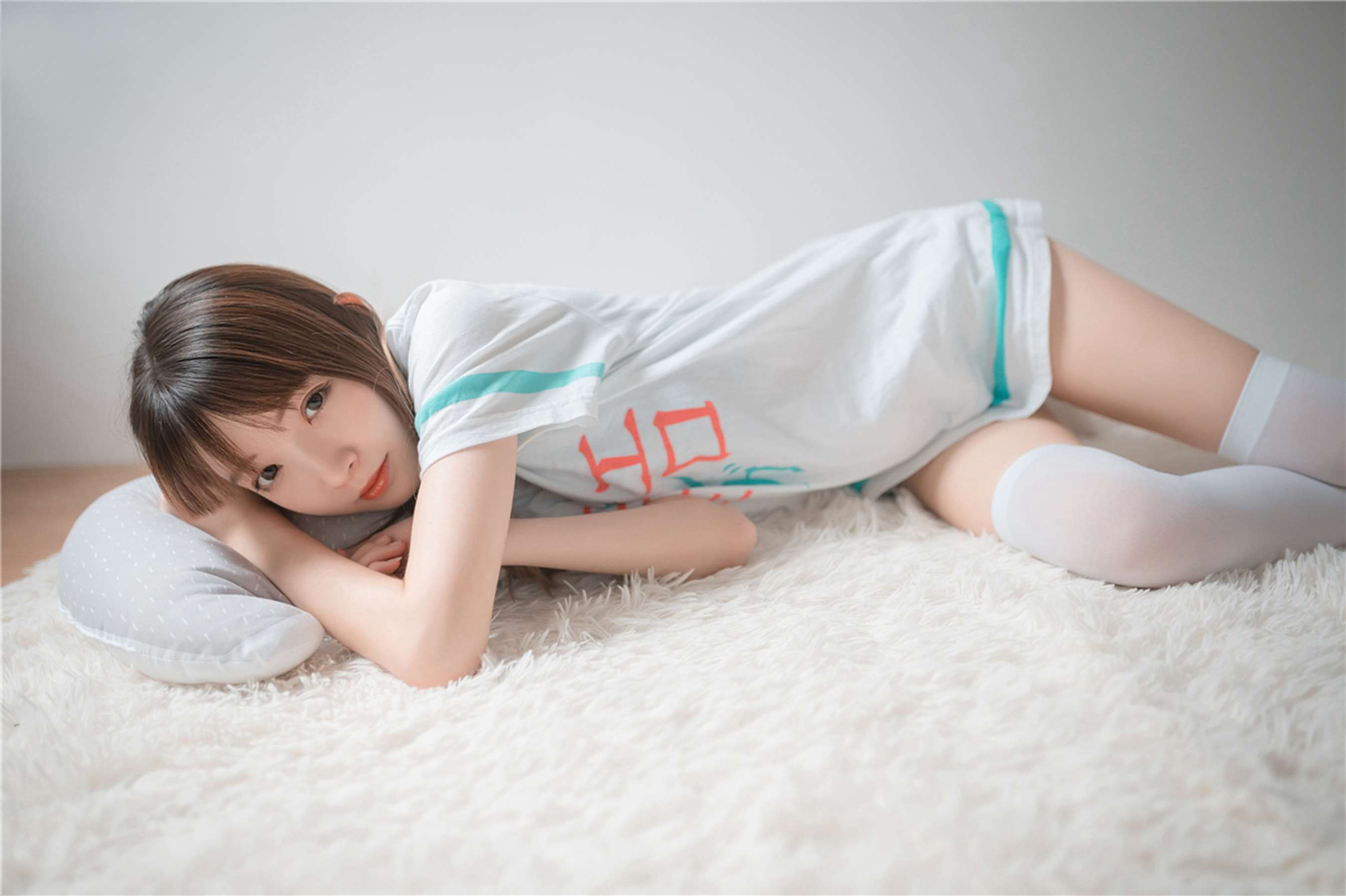 《cos服T恤の白丝脚丫》作品图