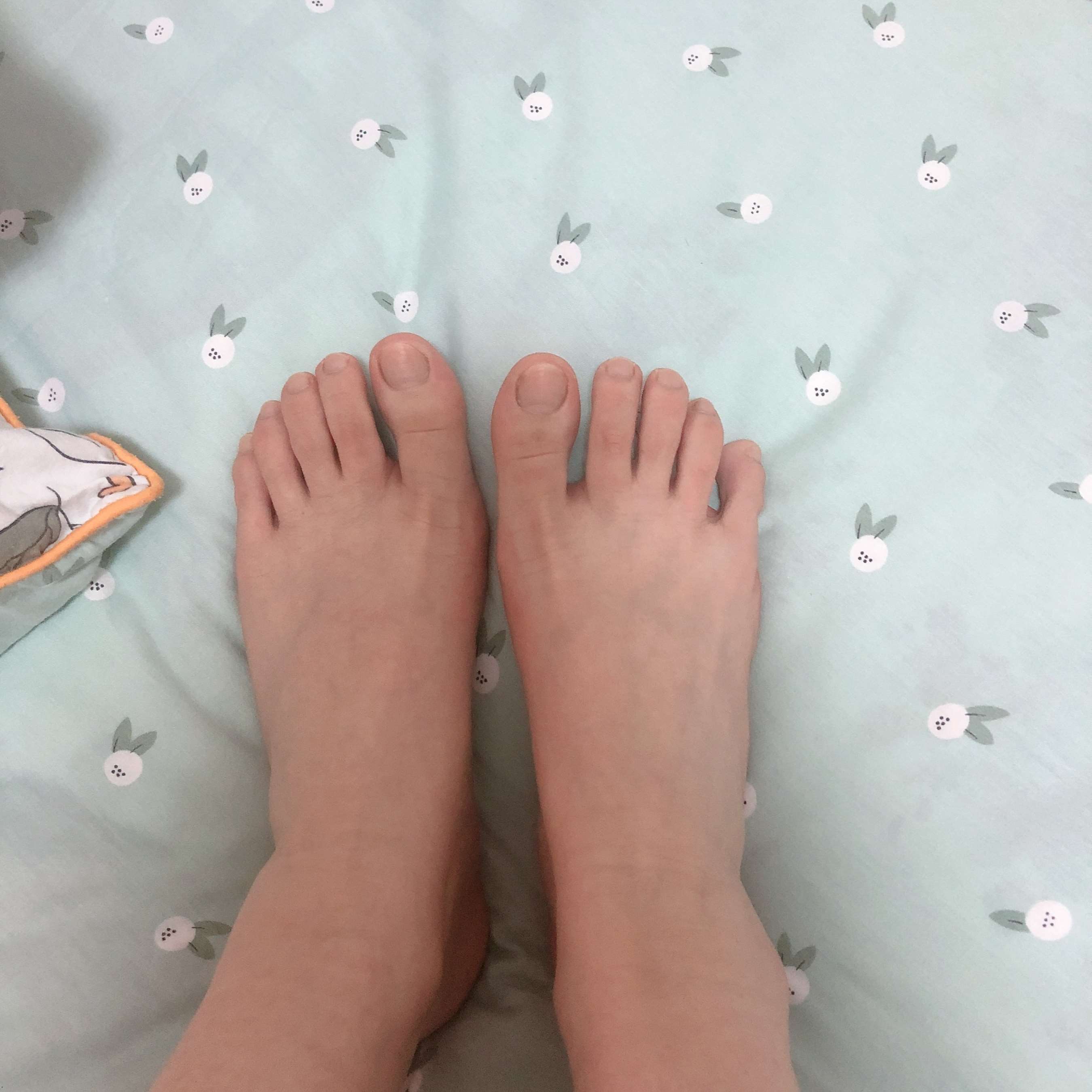 《少女帆布鞋の棉袜脚》作品图