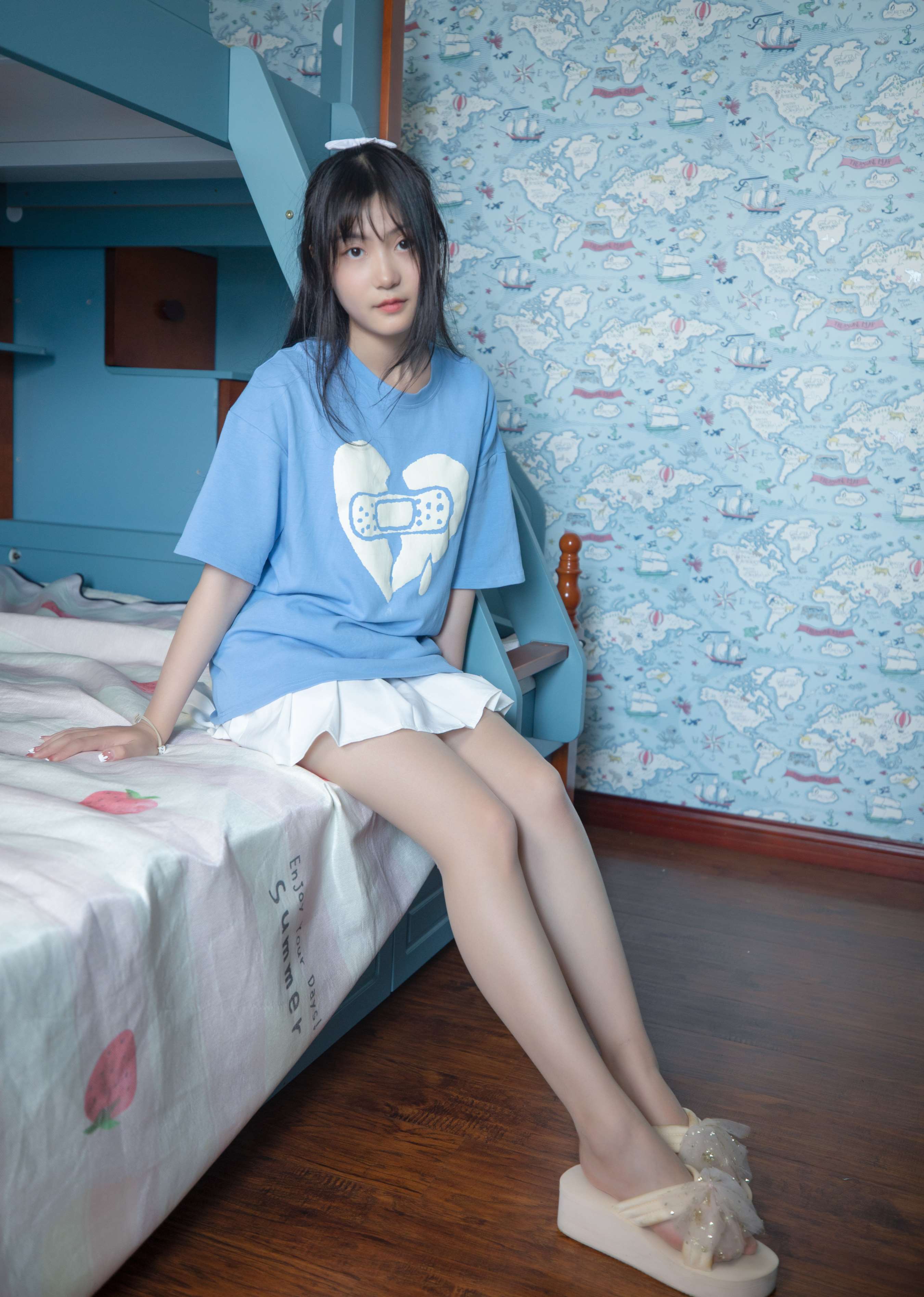 《菲菲师妹 肉丝脚丫》作品图