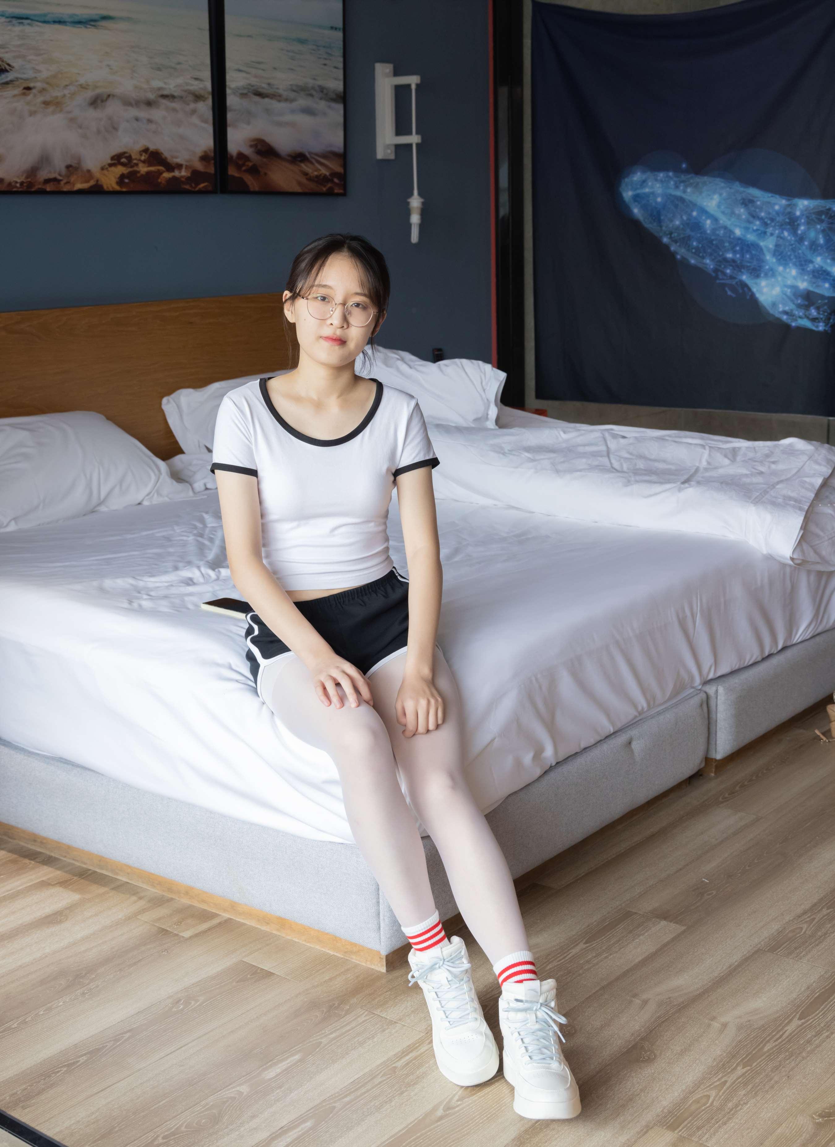 《熊熊-板鞋の棉套白丝脚》作品图