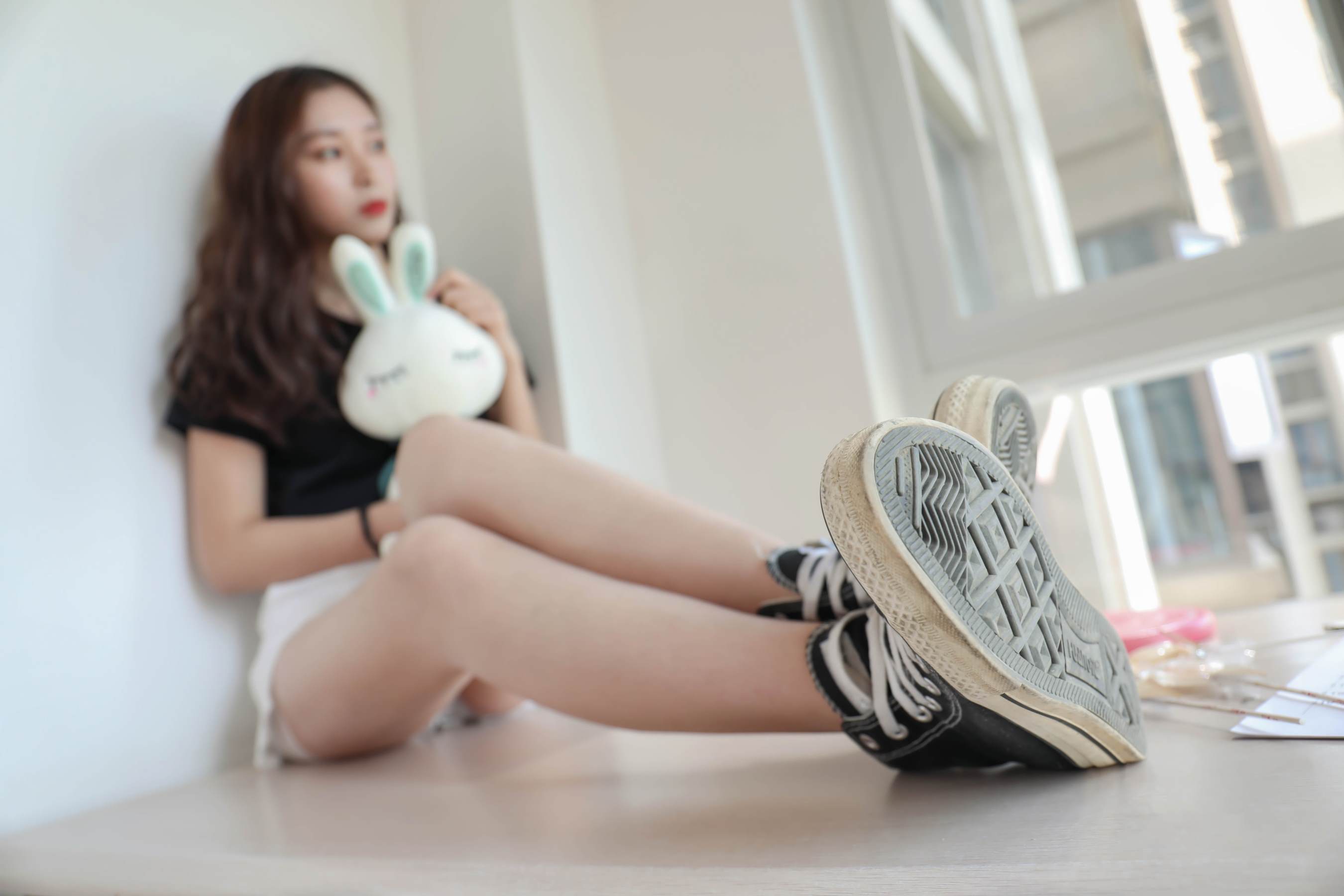 《琦琦帆布鞋の白船袜脚丫》作品图