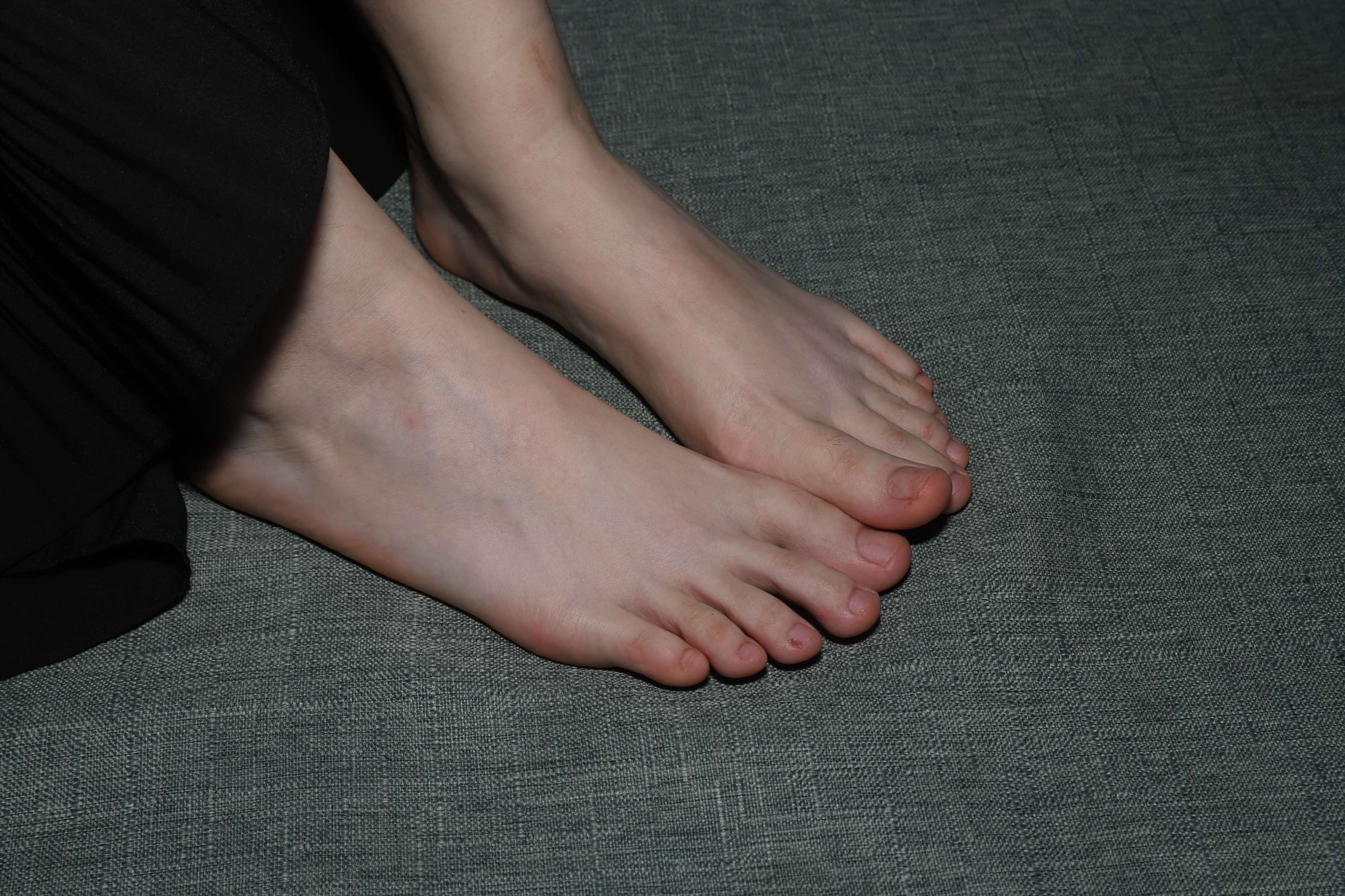 《琪琪继续展示38码大白脚》作品图