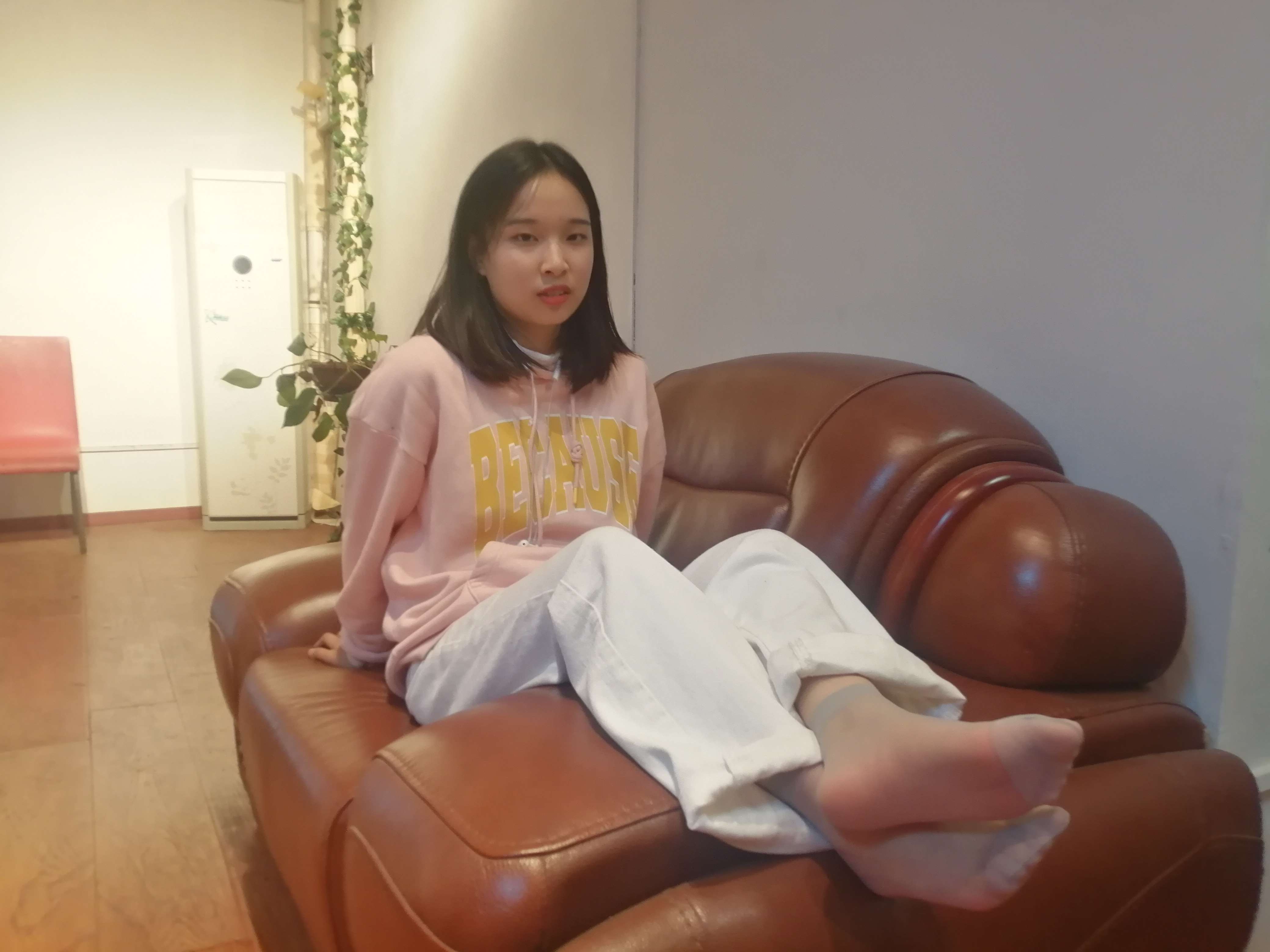 《甜美学妹孙婷大方展示短丝脚》作品图