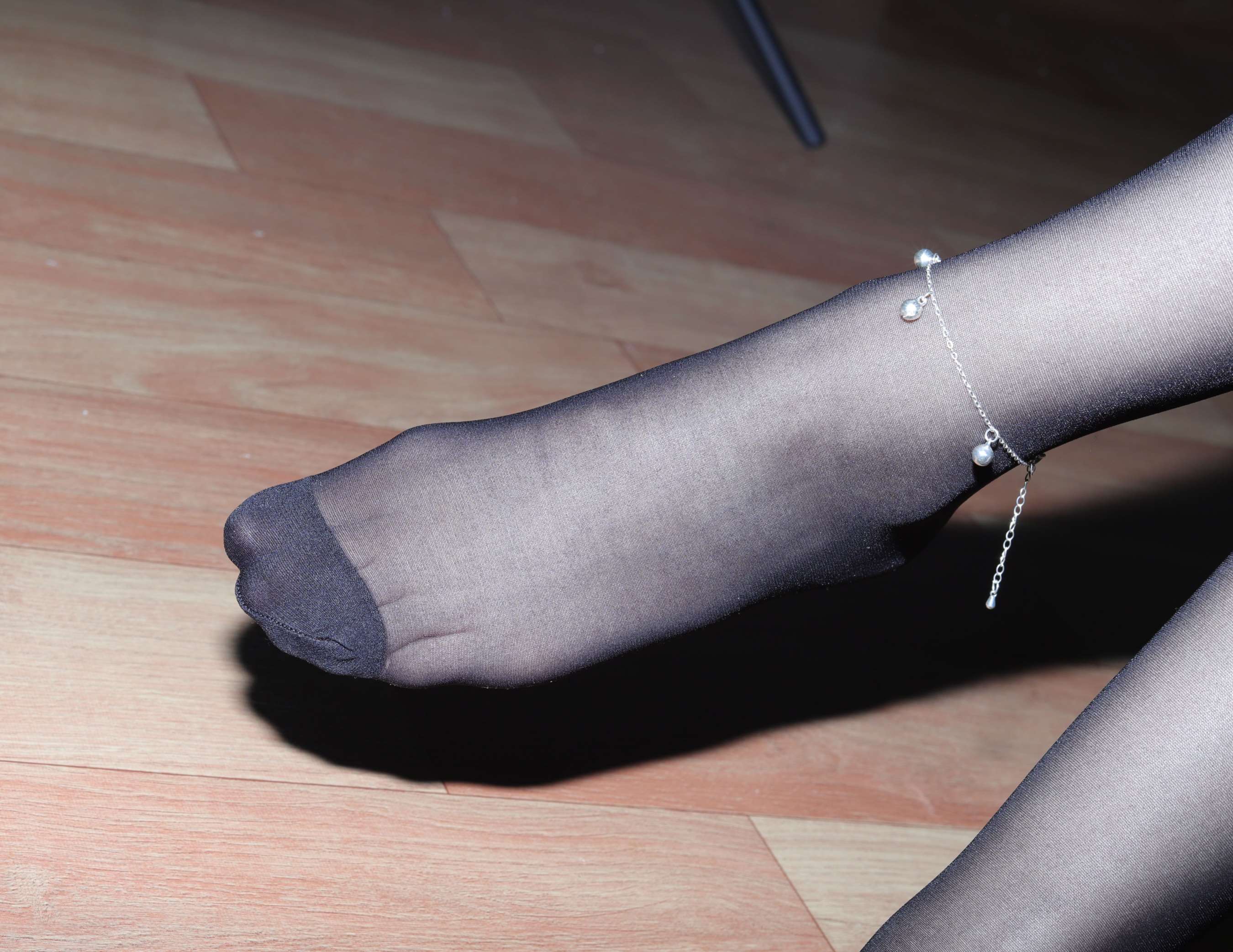 《热裤黑丝筒袜》作品图