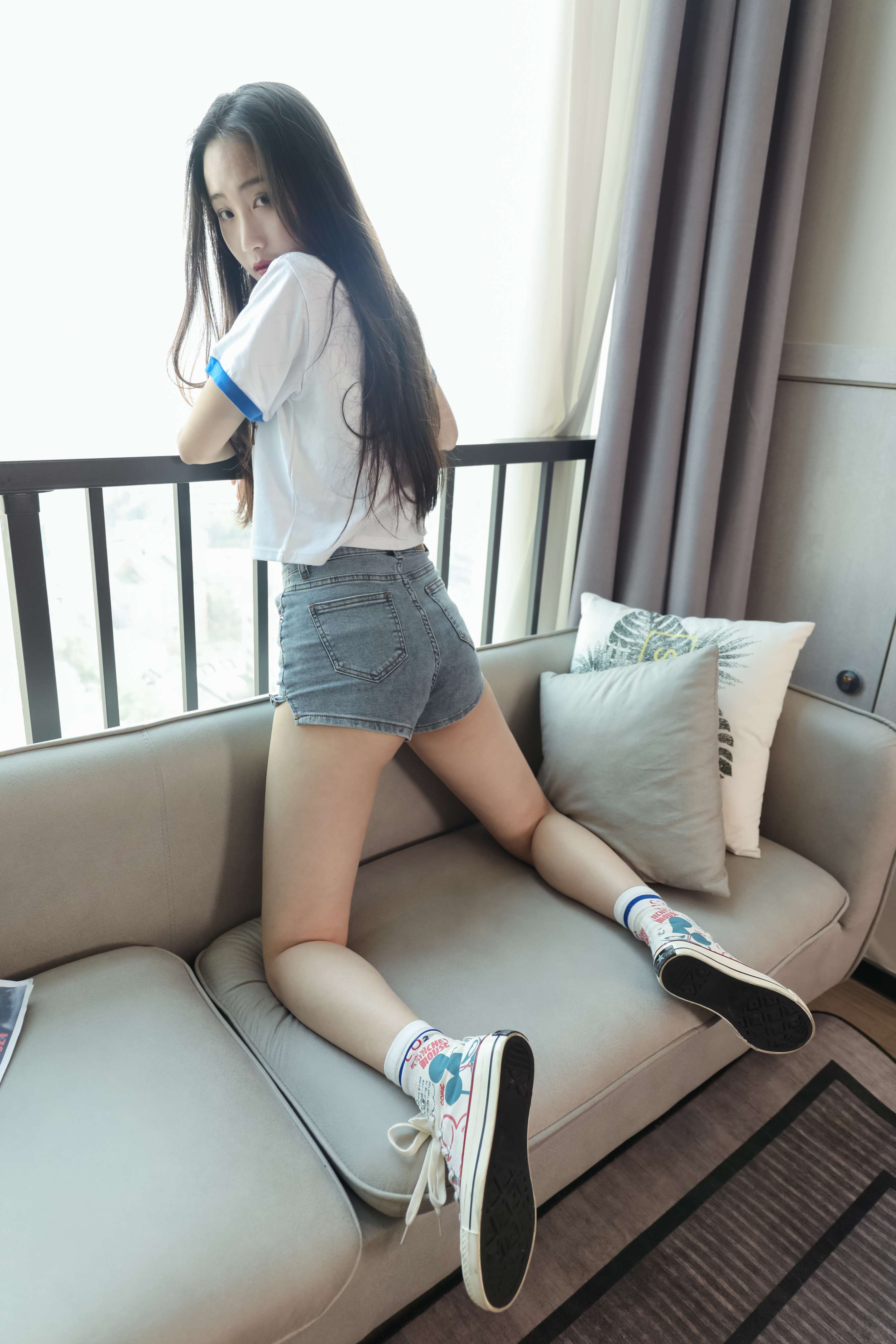 《君君师妹脏白棉袜裸足润滑油》作品图